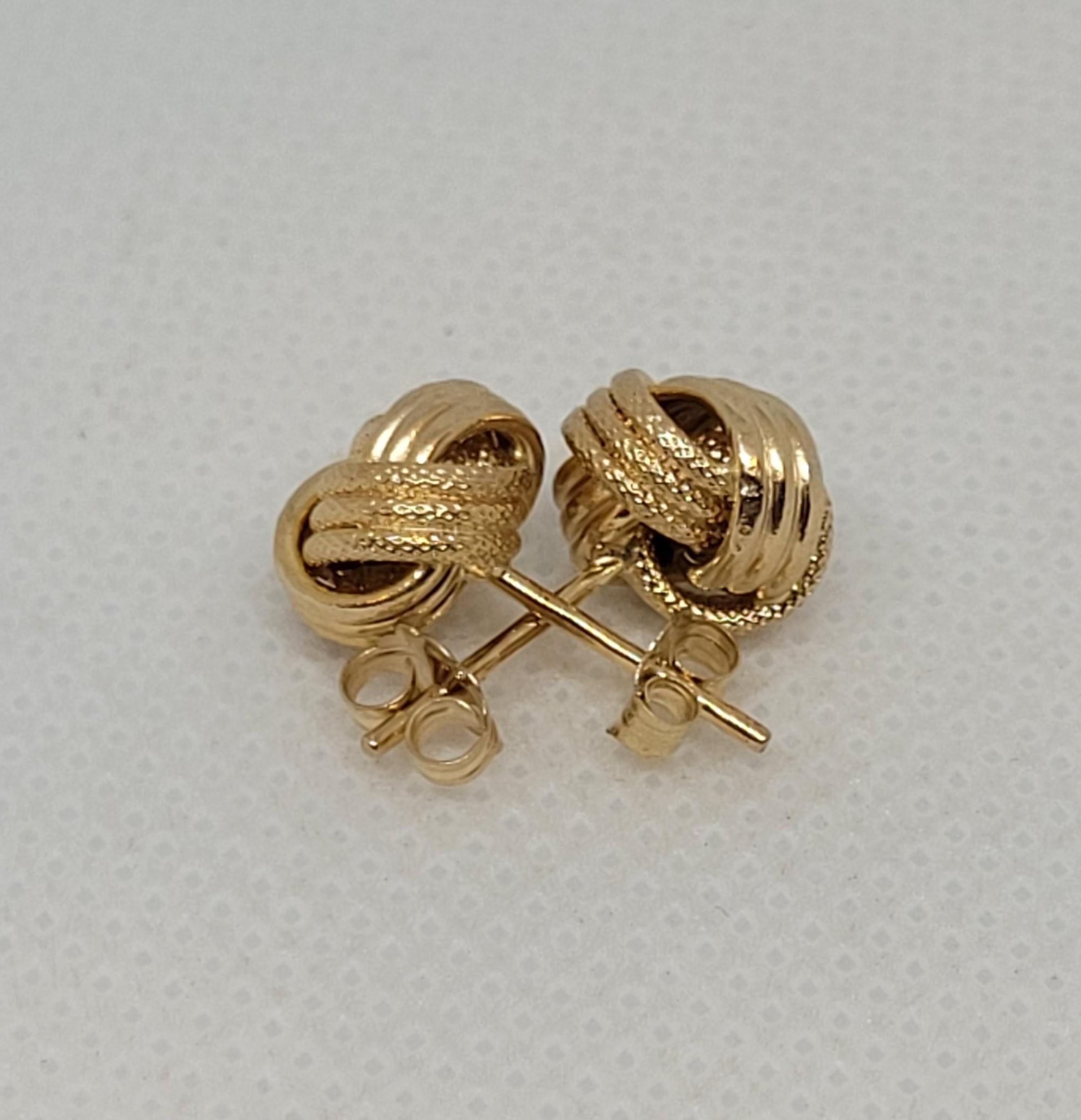 14kt Yellow Gold Knot Earrings, Friction Post with Push-On Backings, .7 Grams In Good Condition In Rancho Santa Fe, CA