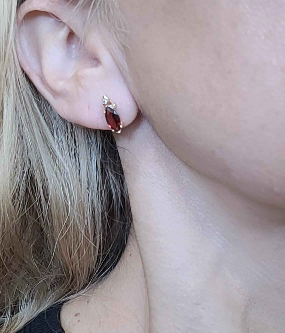 Orecchini in oro giallo 14kt con granato del Mozambico e diamanti, perni a frizione. Questi squisiti orecchini presentano una splendida coppia di granati del Mozambico a forma di marquis, ognuno dei quali misura 10 mm per 5 mm, elegantemente