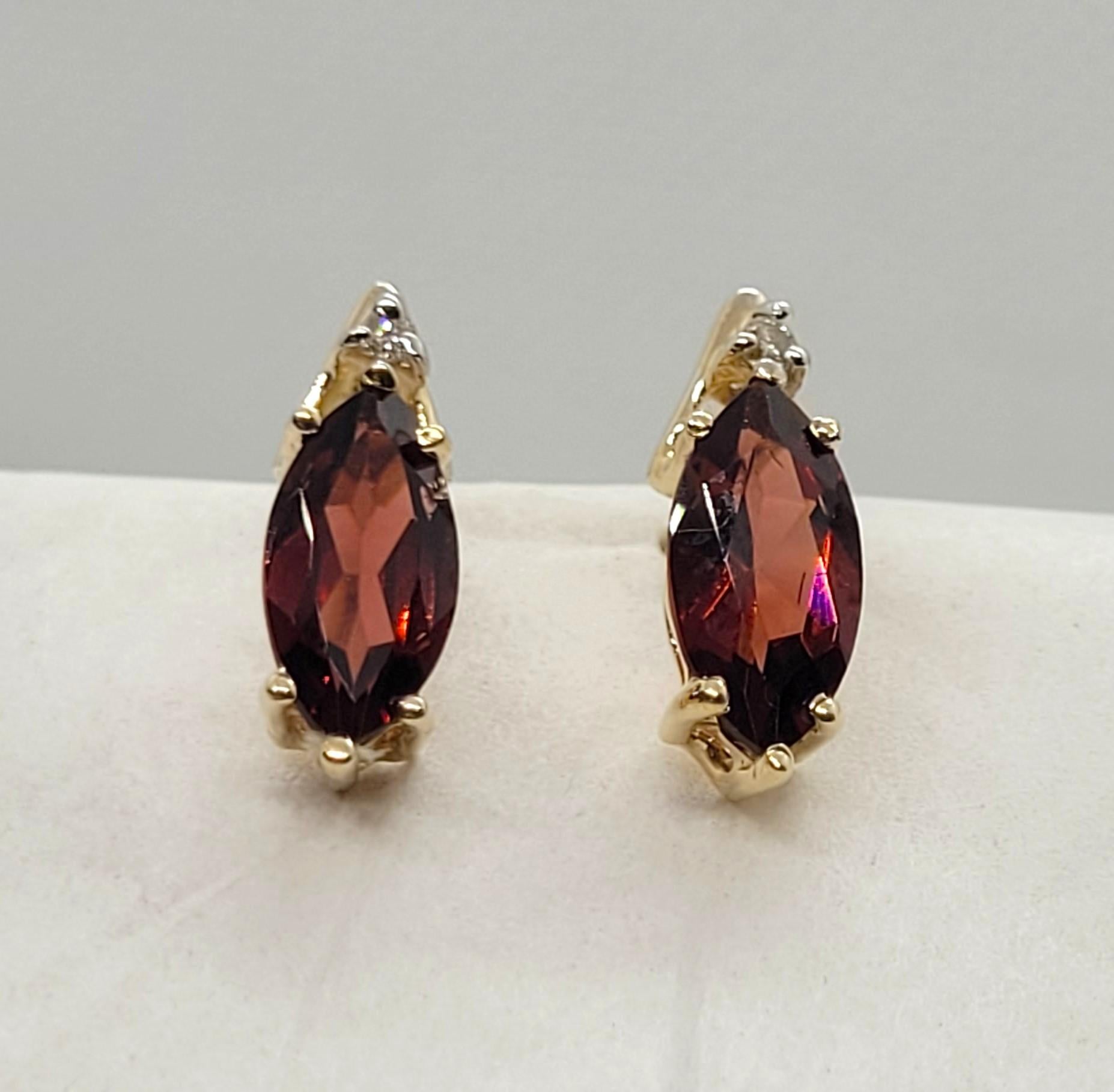 Moderno Orecchini in oro giallo 14kt con granato del Mozambico e diamanti, montatura a frizione in vendita