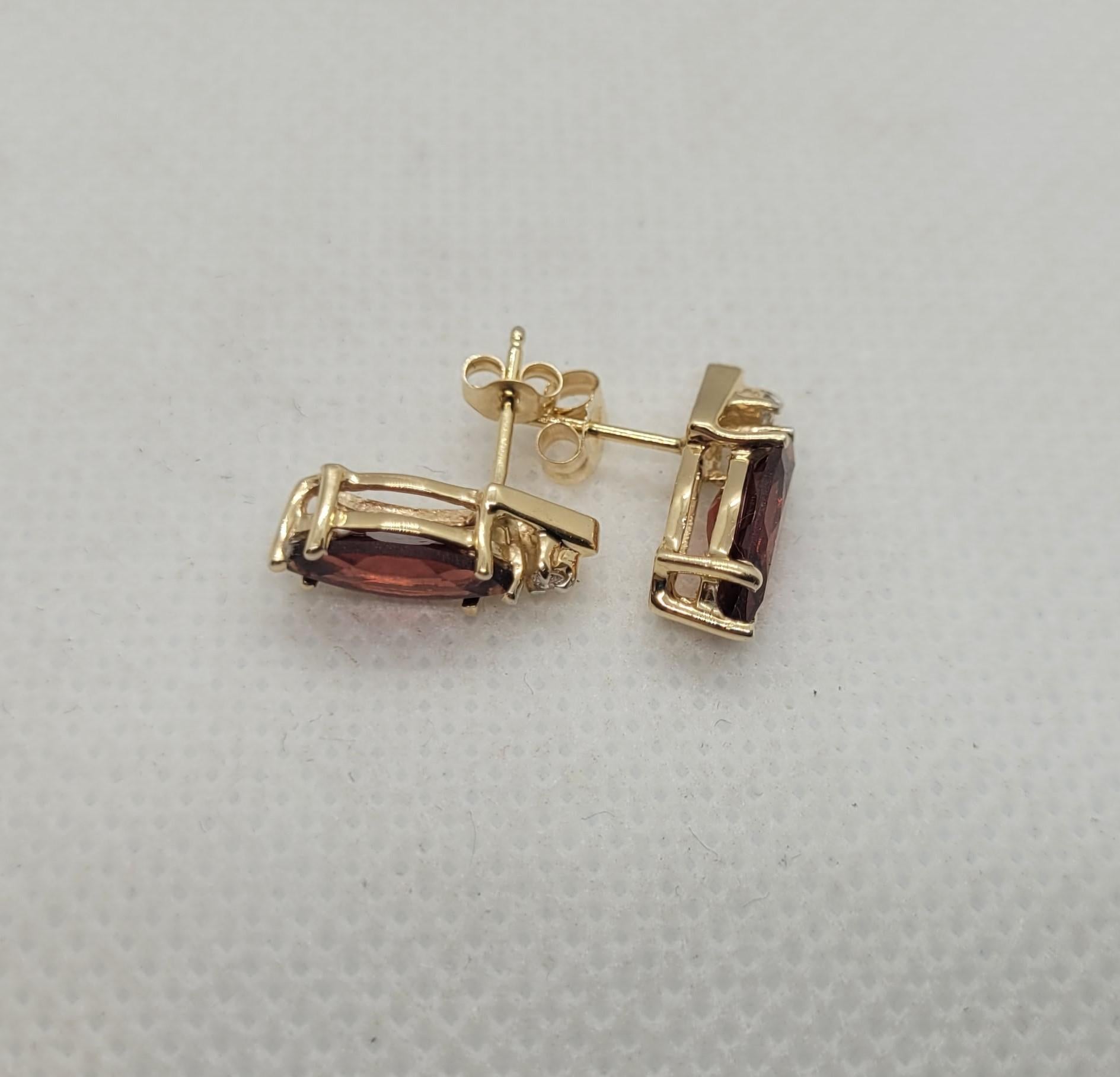 Taglio marquise Orecchini in oro giallo 14kt con granato del Mozambico e diamanti, montatura a frizione in vendita