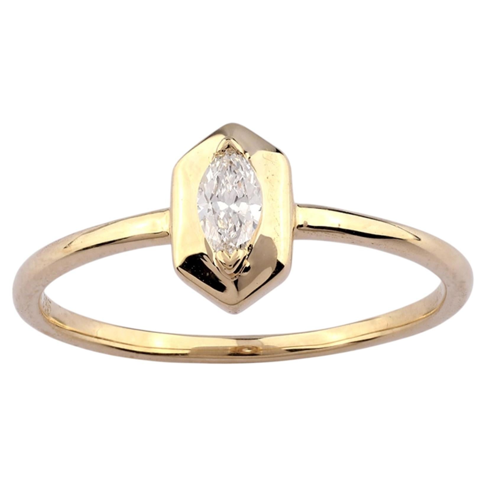 Anello solitario in oro giallo 14KT con diamante taglio marquise e castone esagonale in vendita