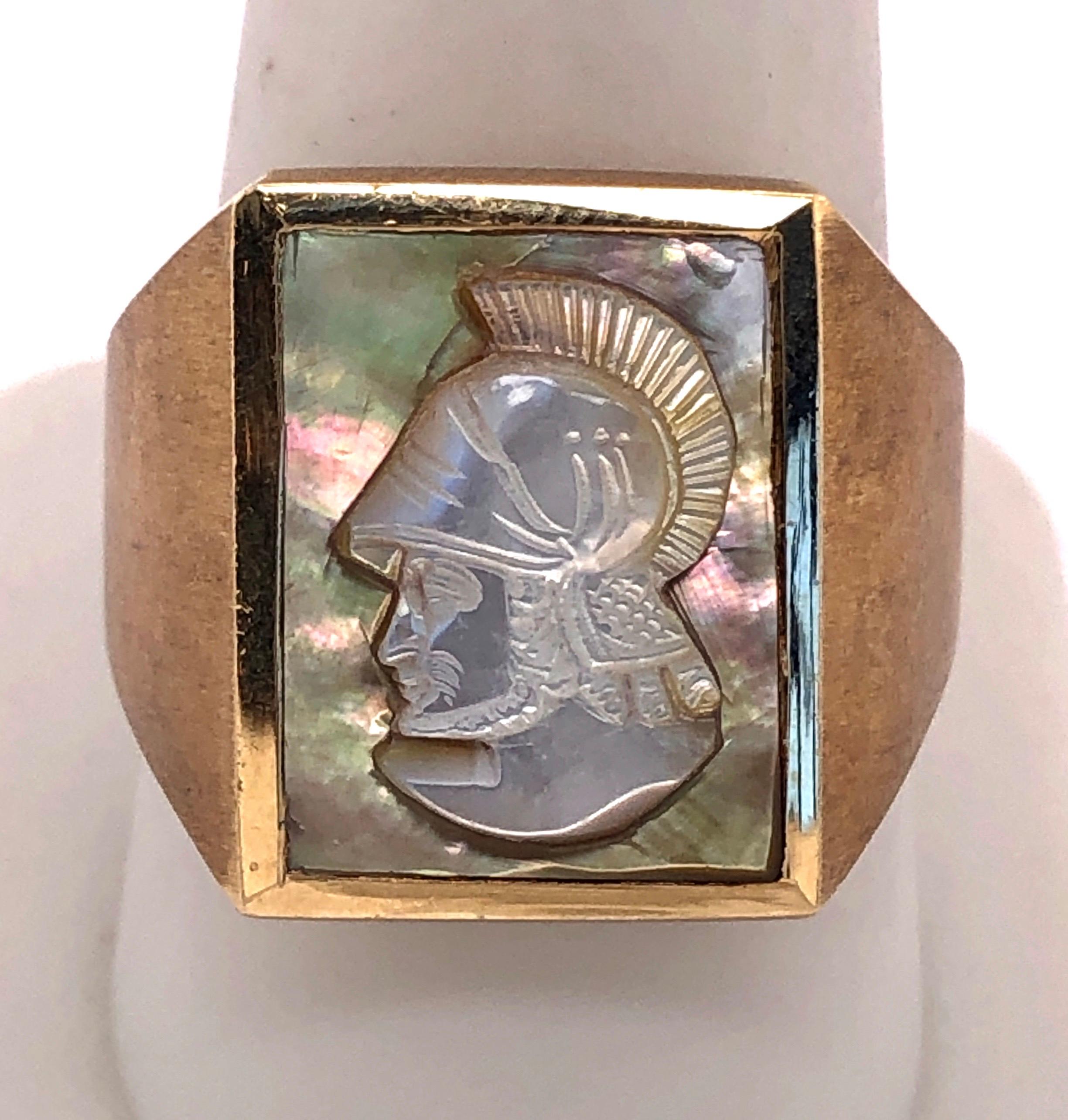 Zeitgenössischer Ring aus 14 Karat Gelbgold mit Perlmutt-Kamee im Zustand „Gut“ im Angebot in Stamford, CT
