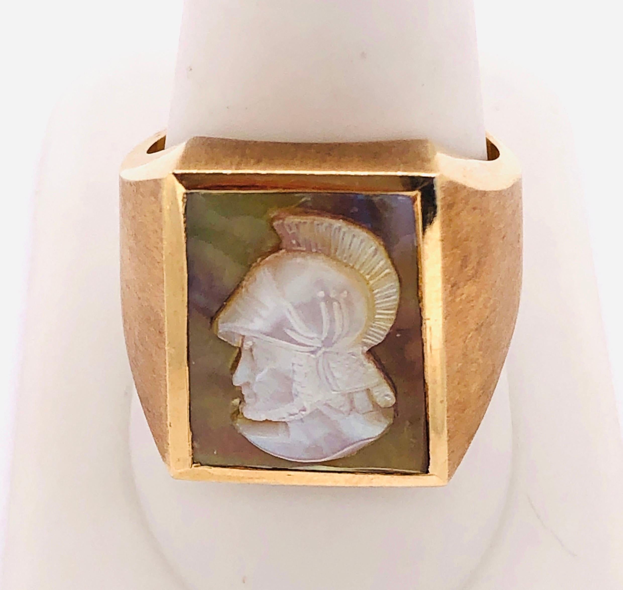 14 Karat Yellow Gold Mother of Pearl Cameo Contemporary Ring In Good Condition For Sale In Stamford, CT