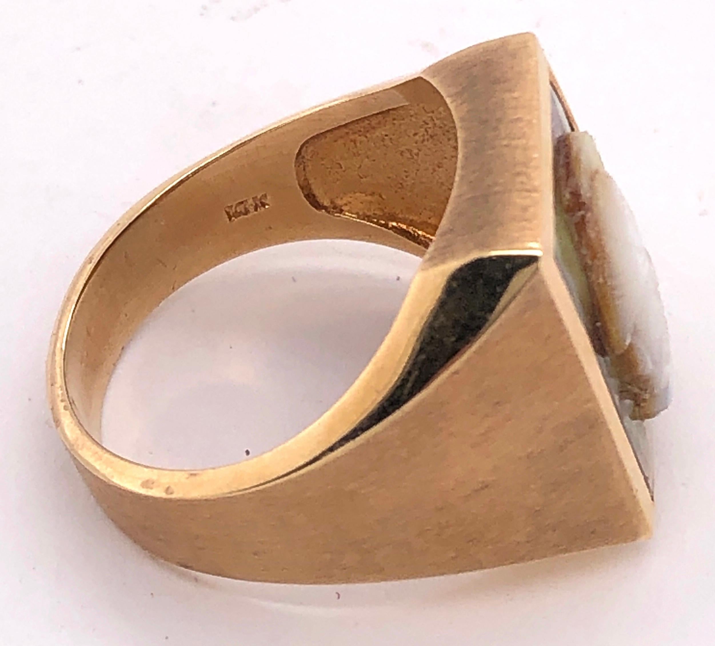 Zeitgenössischer Ring aus 14 Karat Gelbgold mit Perlmutt-Kamee im Angebot 1
