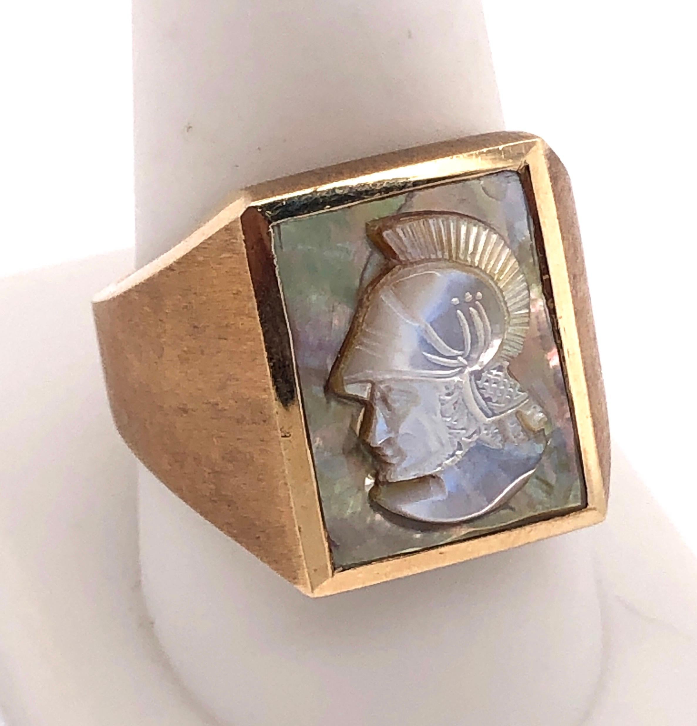 14 Karat Yellow Gold Mother of Pearl Cameo Contemporary Ring For Sale 2