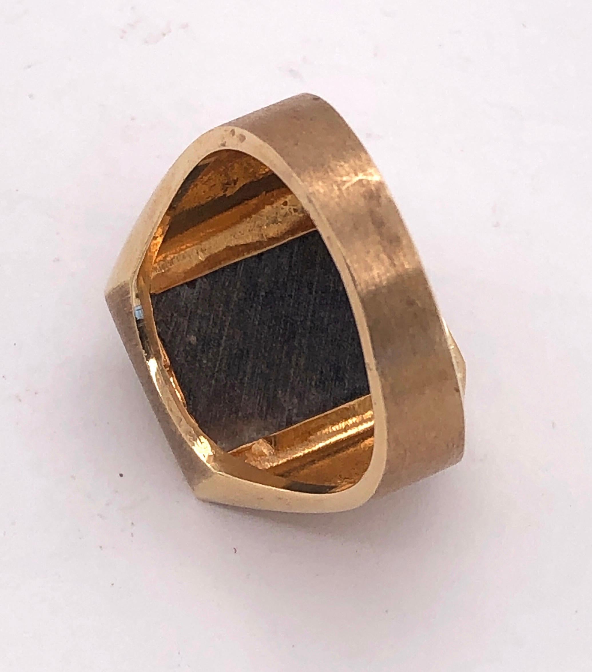 Zeitgenössischer Ring aus 14 Karat Gelbgold mit Perlmutt-Kamee im Angebot 4