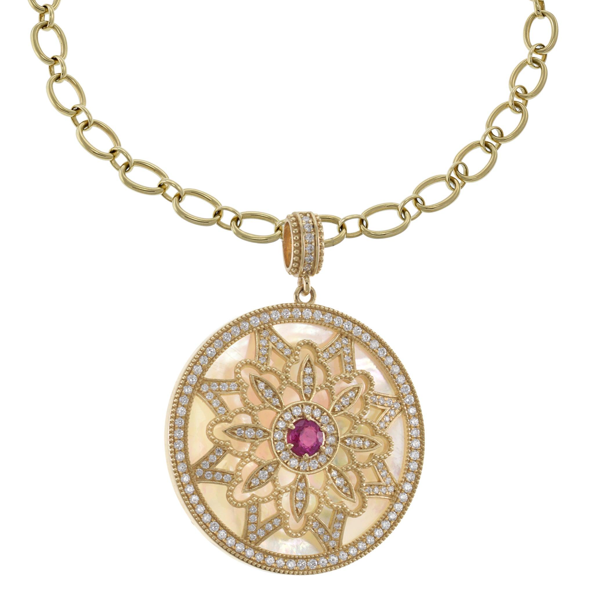 Este elegante colgante presenta un disco de nácar, bellamente engastado en oro amarillo de 14 quilates. El disco está adornado con un diseño floral compuesto por 1,22 quilates de diamantes de talla redonda, con un rubí de talla redonda de 0,25