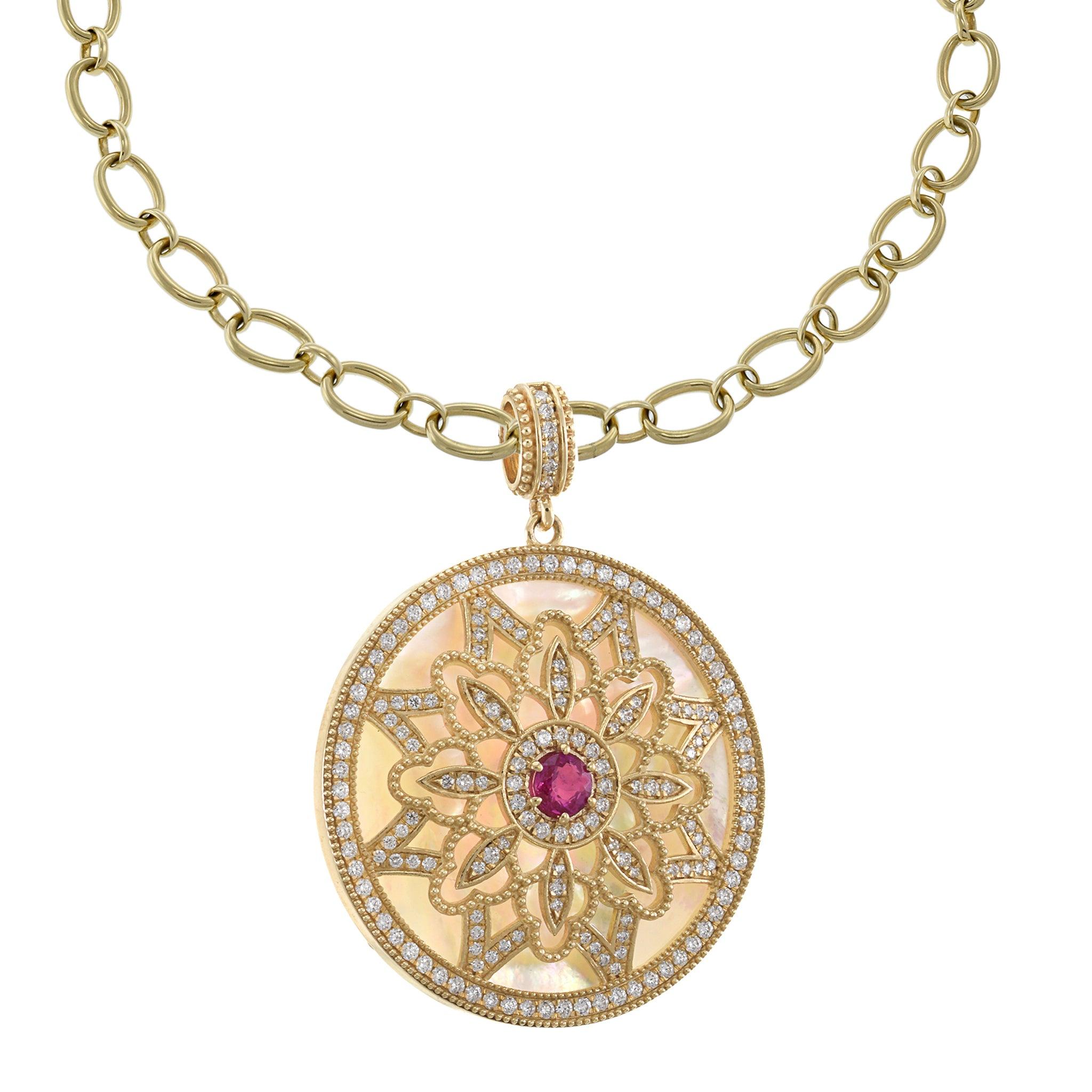 Colgante de disco de madreperla, diamante y rubí en oro amarillo de 14 quilates Art Nouveau en venta