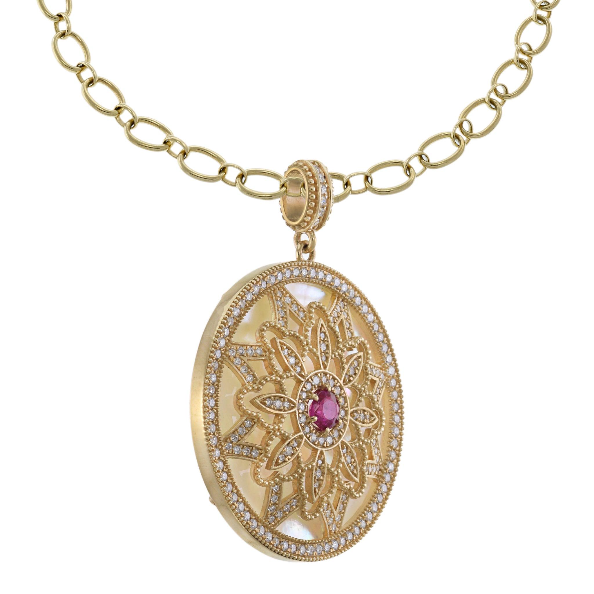 Colgante de disco de madreperla, diamante y rubí en oro amarillo de 14 quilates Corte redondo en venta