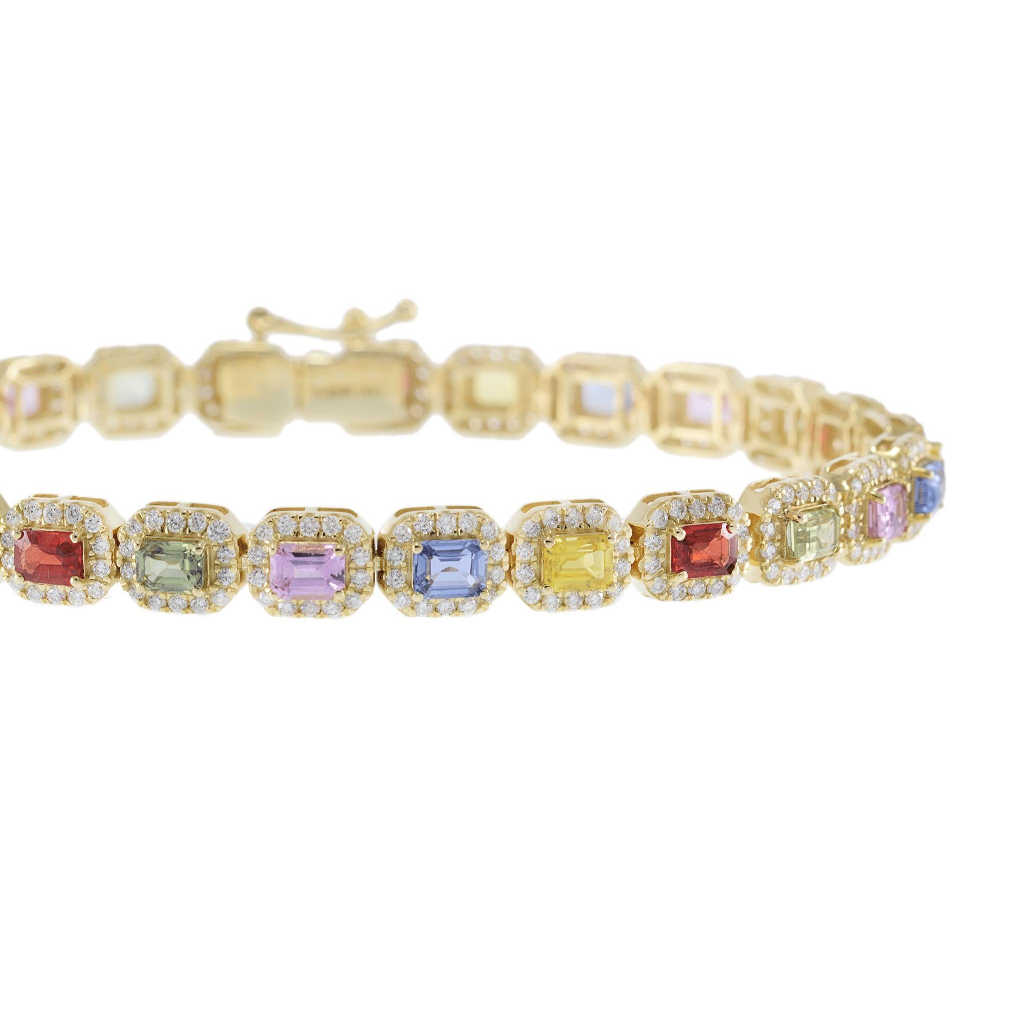 Una sinfonia di colori e brillantezza, questo bracciale in oro giallo 14KT presenta un'incantevole sequenza di zaffiri multicolore dal taglio smeraldo, ciascuno racchiuso in un'aureola di scintillanti diamanti tondi brillanti. Con 6,33 carati di