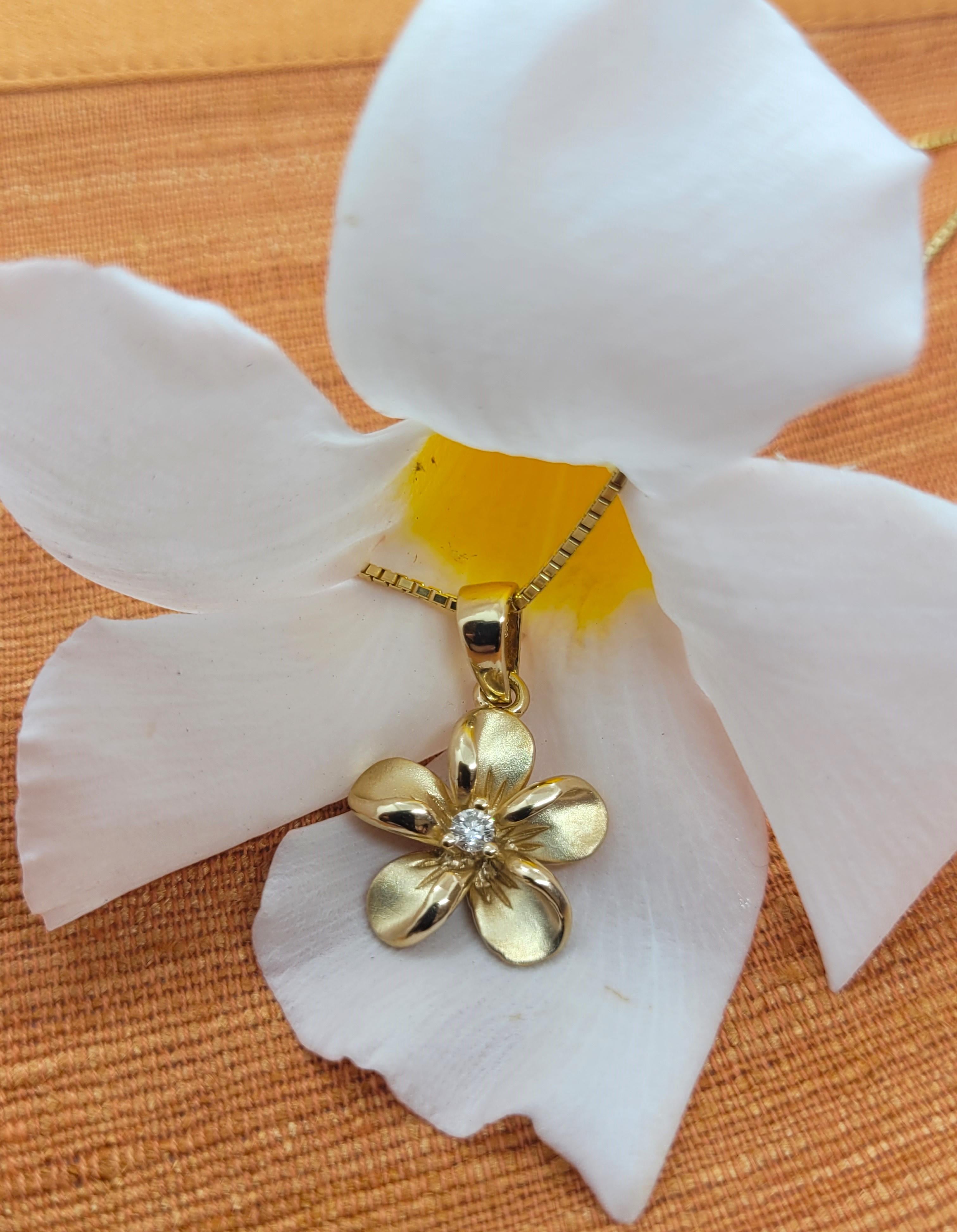 Modern 14kt Yellow Gold Na Hoku Plumeria Diamond Pendant, Italian Box Chain