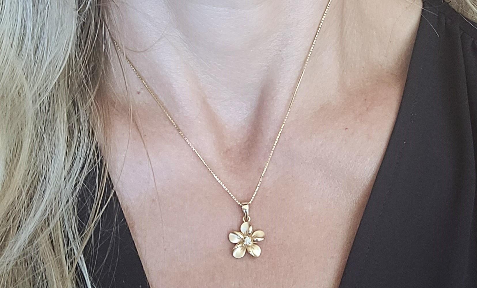 14kt Yellow Gold Na Hoku Plumeria Diamond Pendant, Italian Box Chain In Good Condition In San Diego, CA