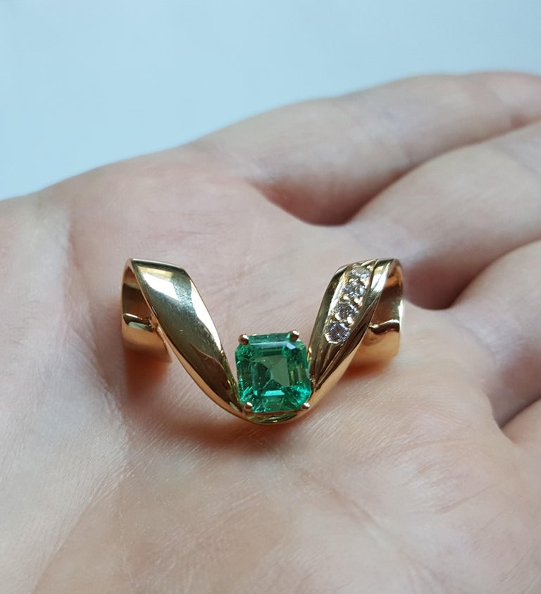 14 Karat Yellow Gold Omega Necklace Enhancer, Vibrant Natural Emerald