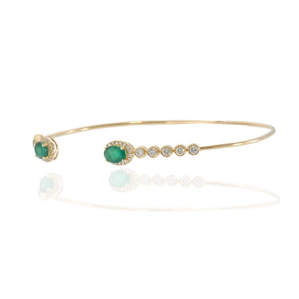 Offener Armreif aus 14KT-Gelbgold mit Smaragd- und Diamant-Akzenten (Ovalschliff) im Angebot