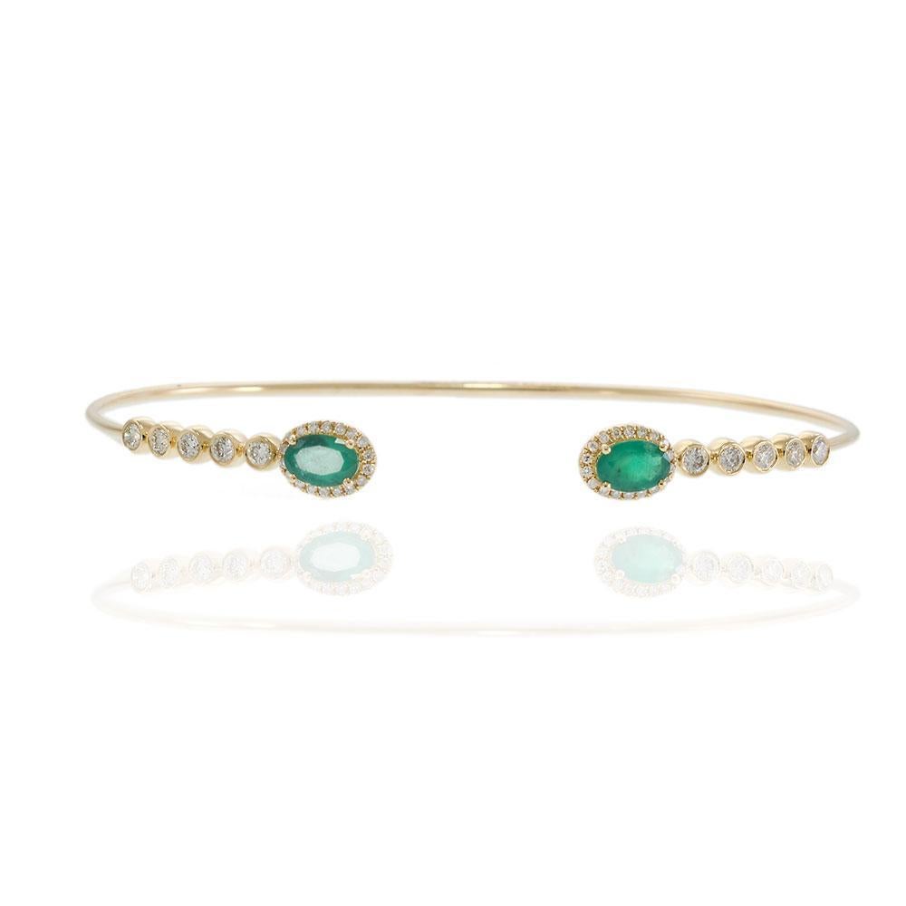 Offener Armreif aus 14KT-Gelbgold mit Smaragd- und Diamant-Akzenten im Zustand „Neu“ im Angebot in New York, NY