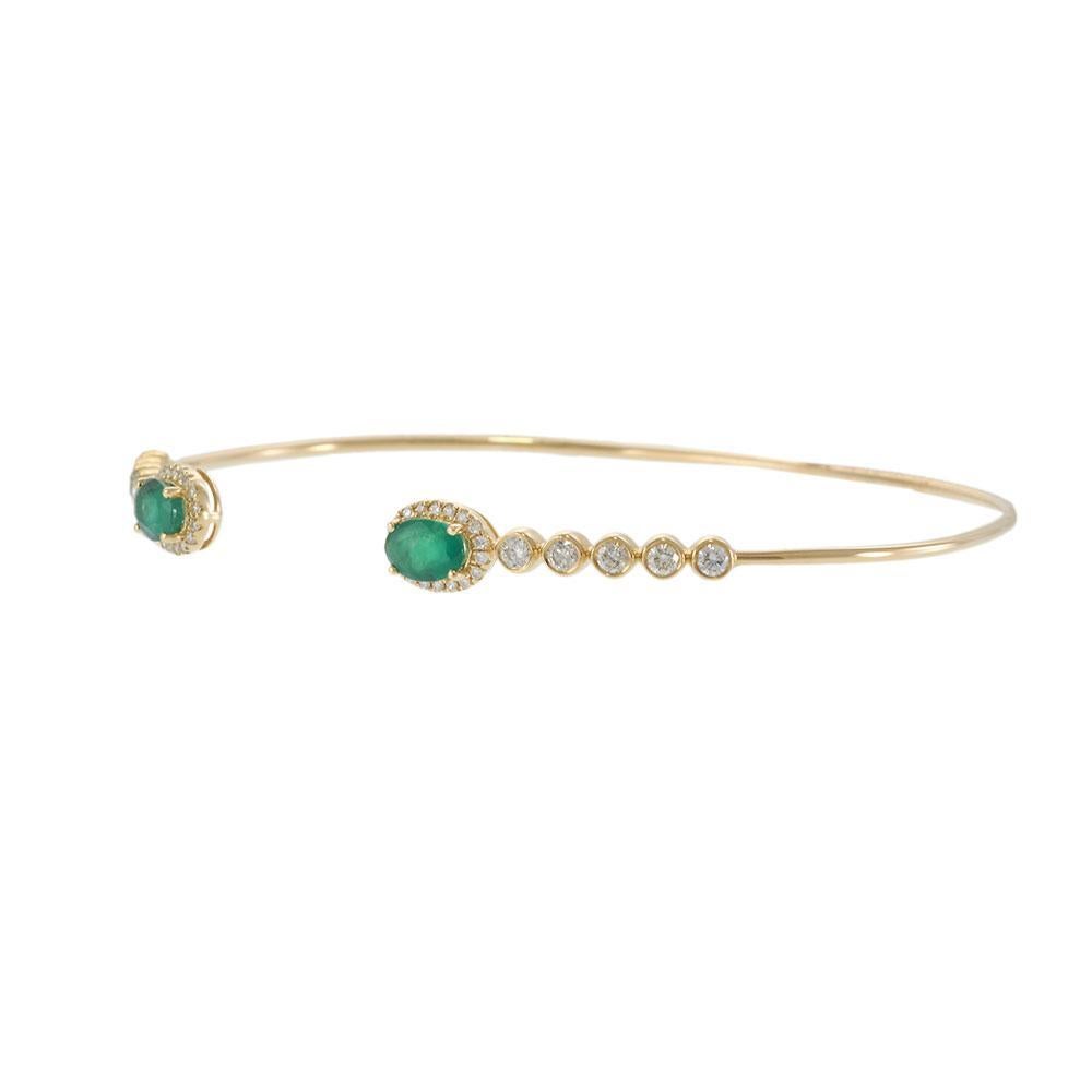 Offener Armreif aus 14KT-Gelbgold mit Smaragd- und Diamant-Akzenten Damen im Angebot