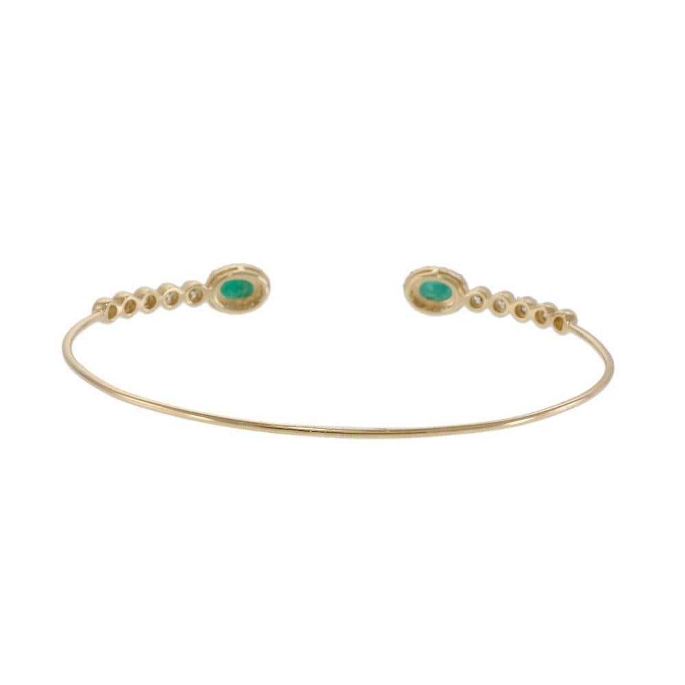 Offener Armreif aus 14KT-Gelbgold mit Smaragd- und Diamant-Akzenten im Angebot 1