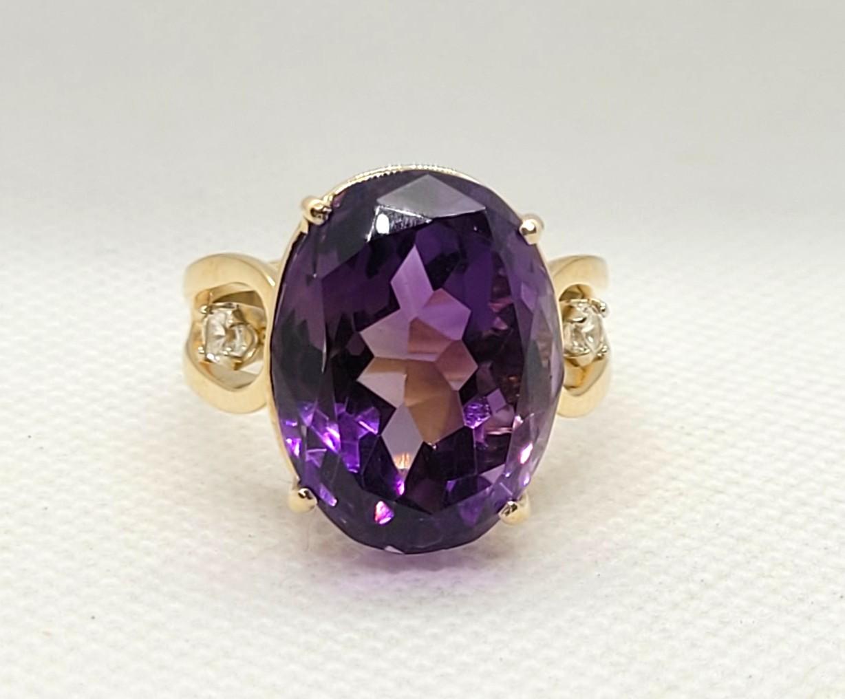 Moderno Anello in oro giallo 14kt con diamante ametista ovale, 18x14 mm, 12,9 grammi, Sz 10, .20cttw in vendita