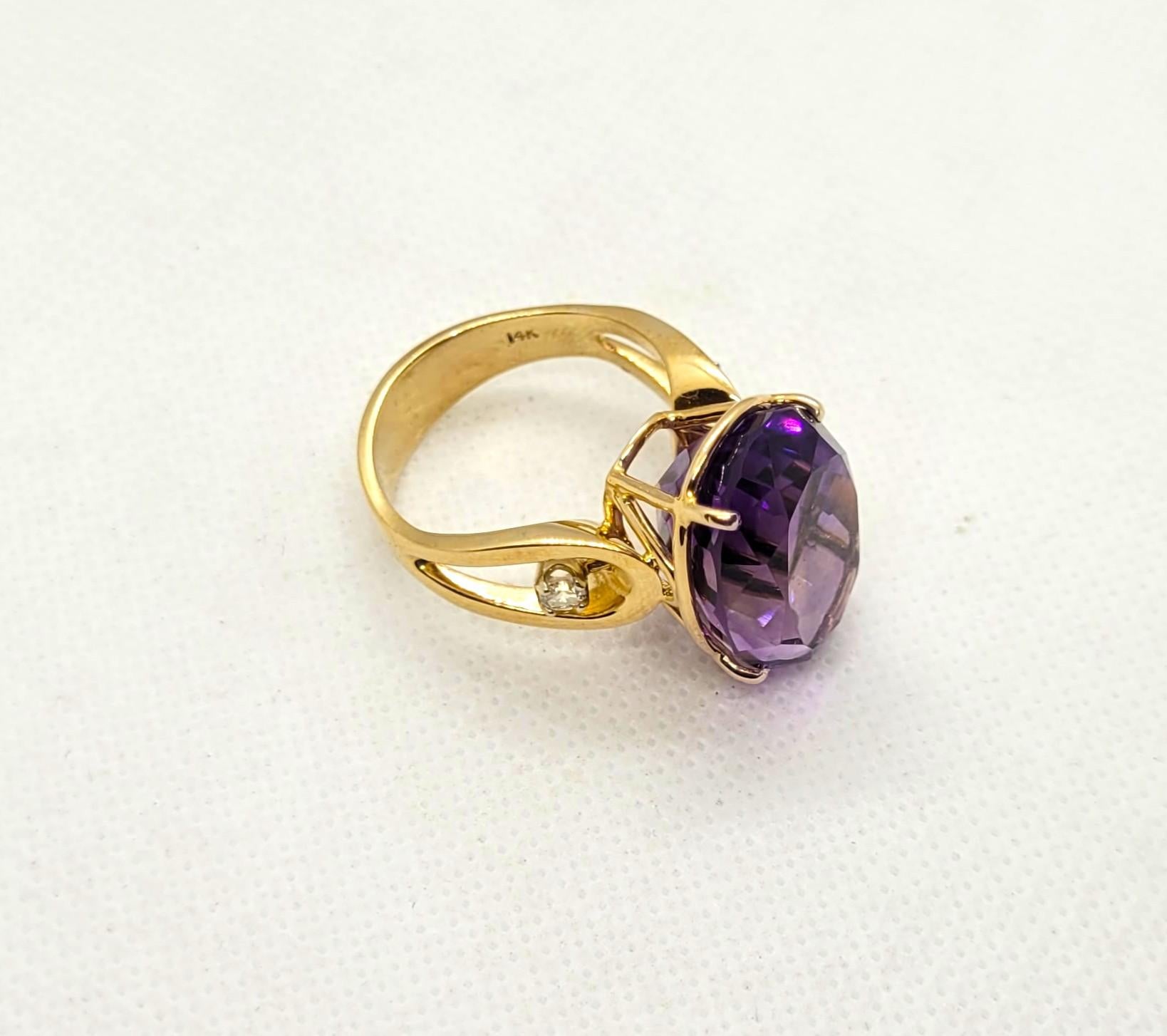 Taglio ovale Anello in oro giallo 14kt con diamante ametista ovale, 18x14 mm, 12,9 grammi, Sz 10, .20cttw in vendita