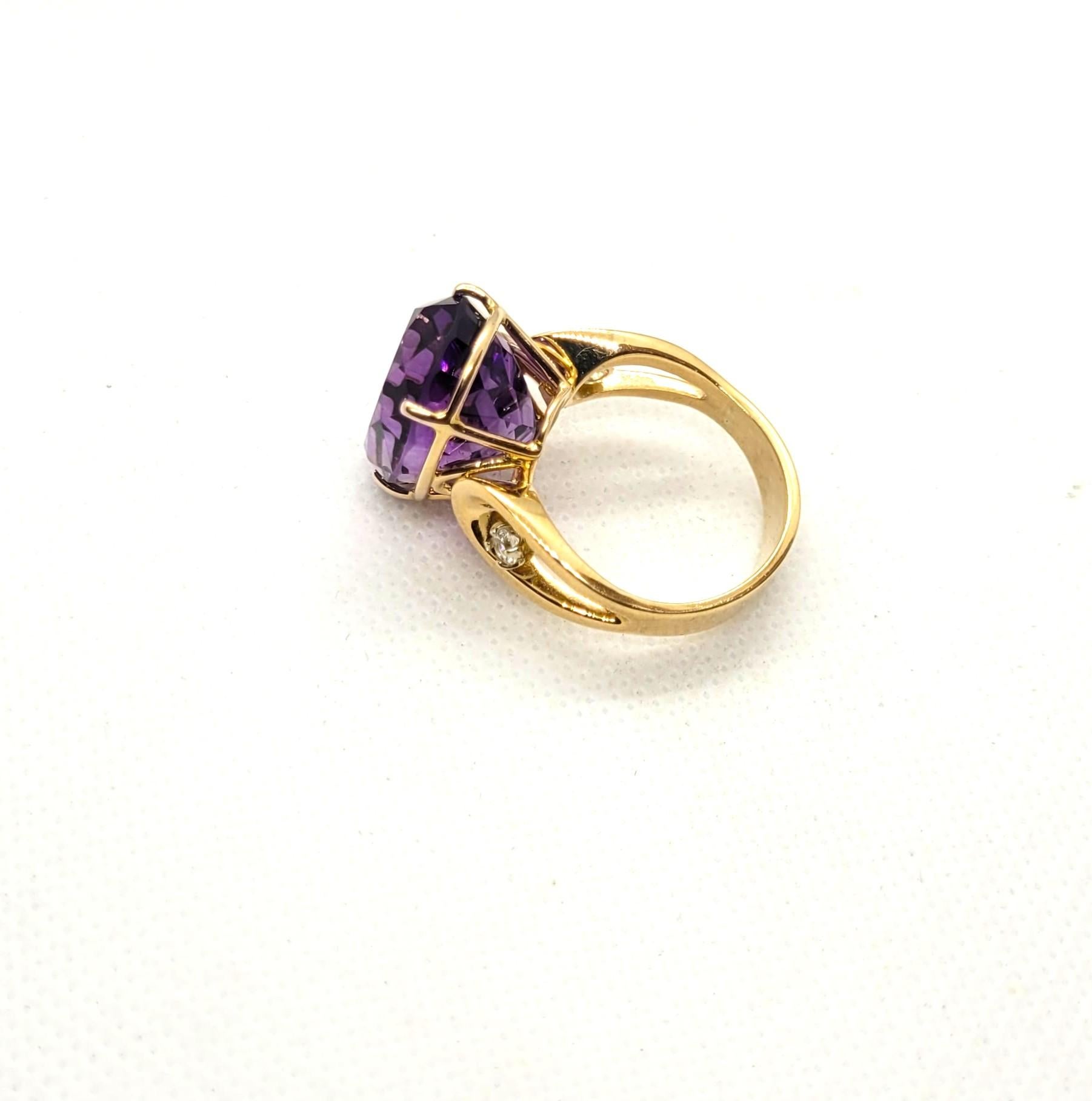 Donna Anello in oro giallo 14kt con diamante ametista ovale, 18x14 mm, 12,9 grammi, Sz 10, .20cttw in vendita
