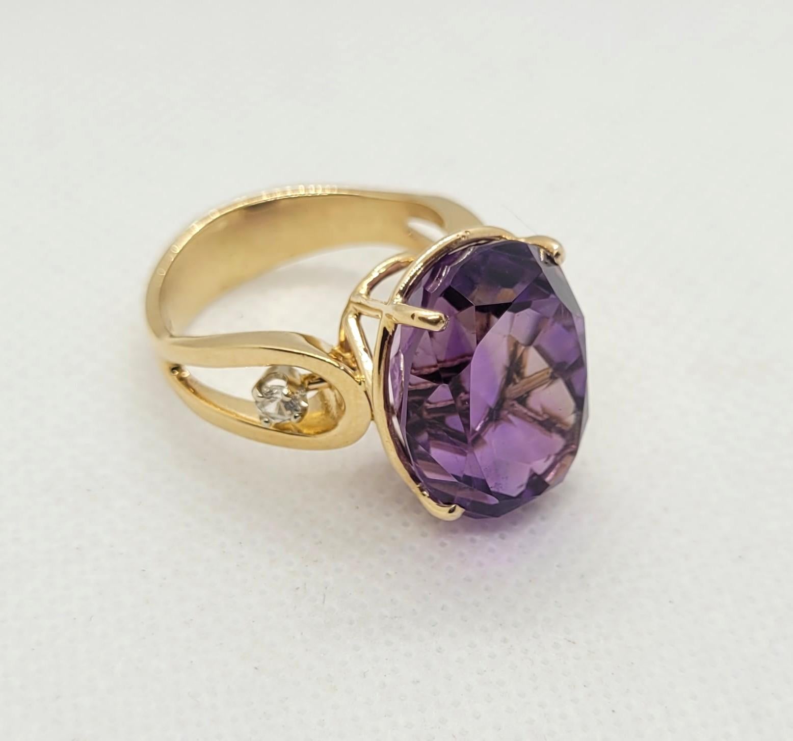 Anello in oro giallo 14kt con diamante ametista ovale, 18x14 mm, 12,9 grammi, Sz 10, .20cttw in vendita 2