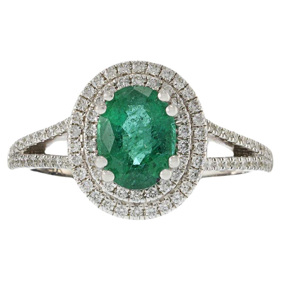 Anillo de oro amarillo de 14 quilates con doble halo de esmeraldas y diamantes talla oval