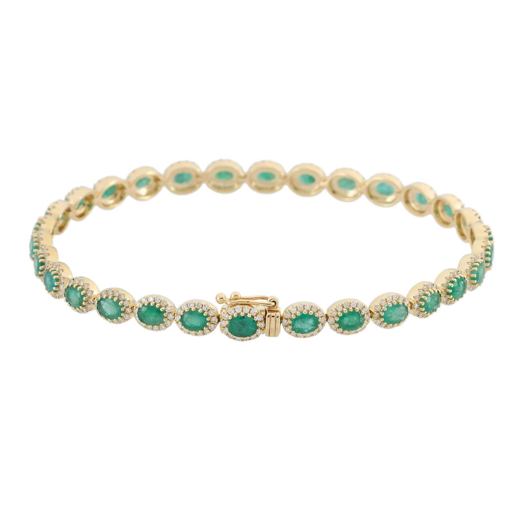 Ce bracelet de tennis exquis met en valeur l'élégance intemporelle avec une touche de couleur vibrante. Réalisé en or jaune 14KT, le design présente un poids total d'environ 5,00 carats de riches émeraudes de taille ovale, chacune encadrée d'un