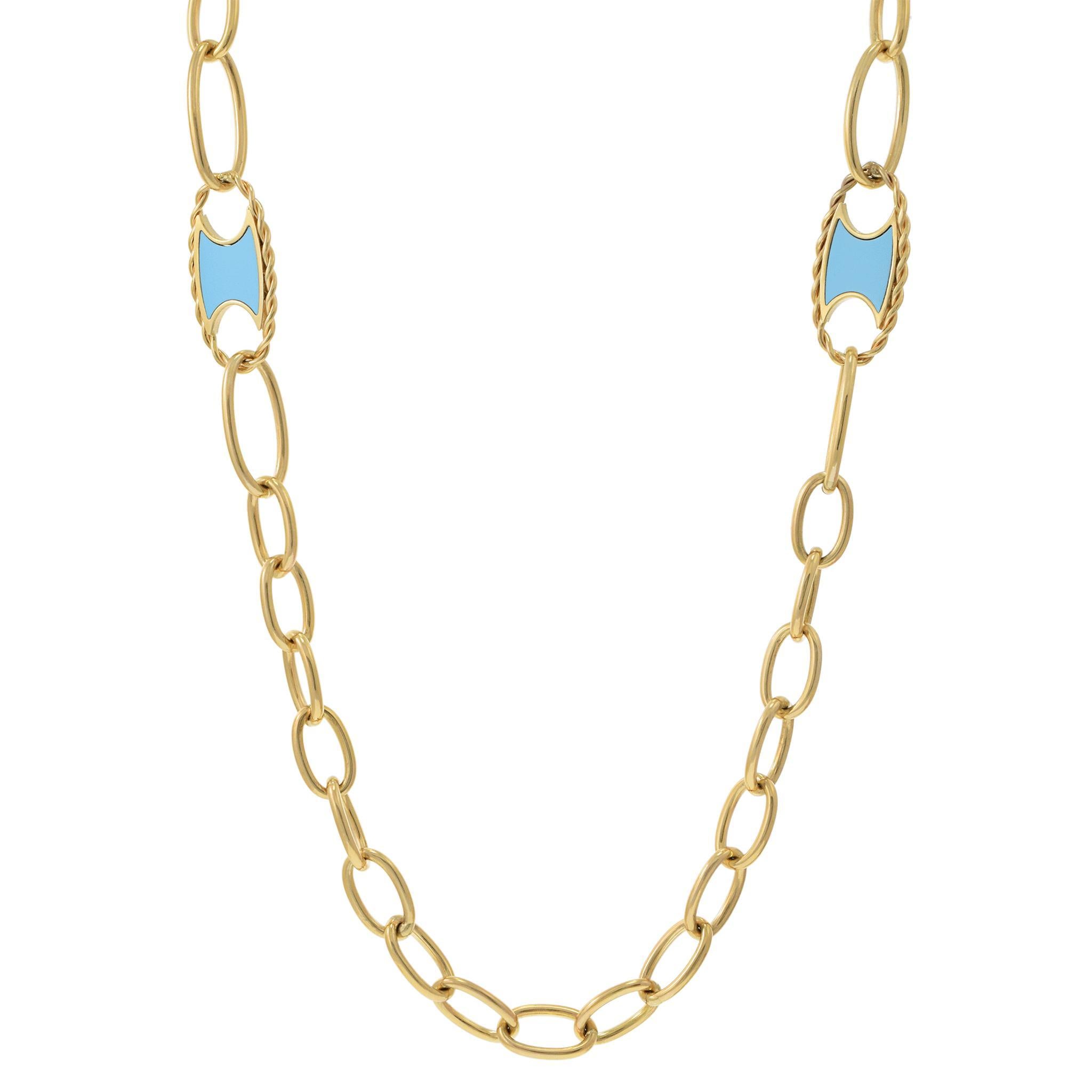 Questa collana in oro giallo 14KT presenta un audace design a maglie ovali, punteggiato da quattro intarsi di turchesi incastonati. Le vibranti pietre blu conferiscono contrasto e carattere alla struttura a maglie aperte, combinando il colore