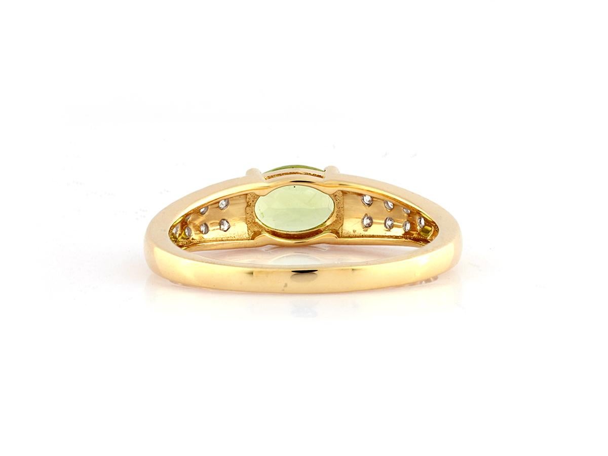 Anillo de oro amarillo de 14 quilates con peridoto ovalado y diamantes Contemporáneo en venta