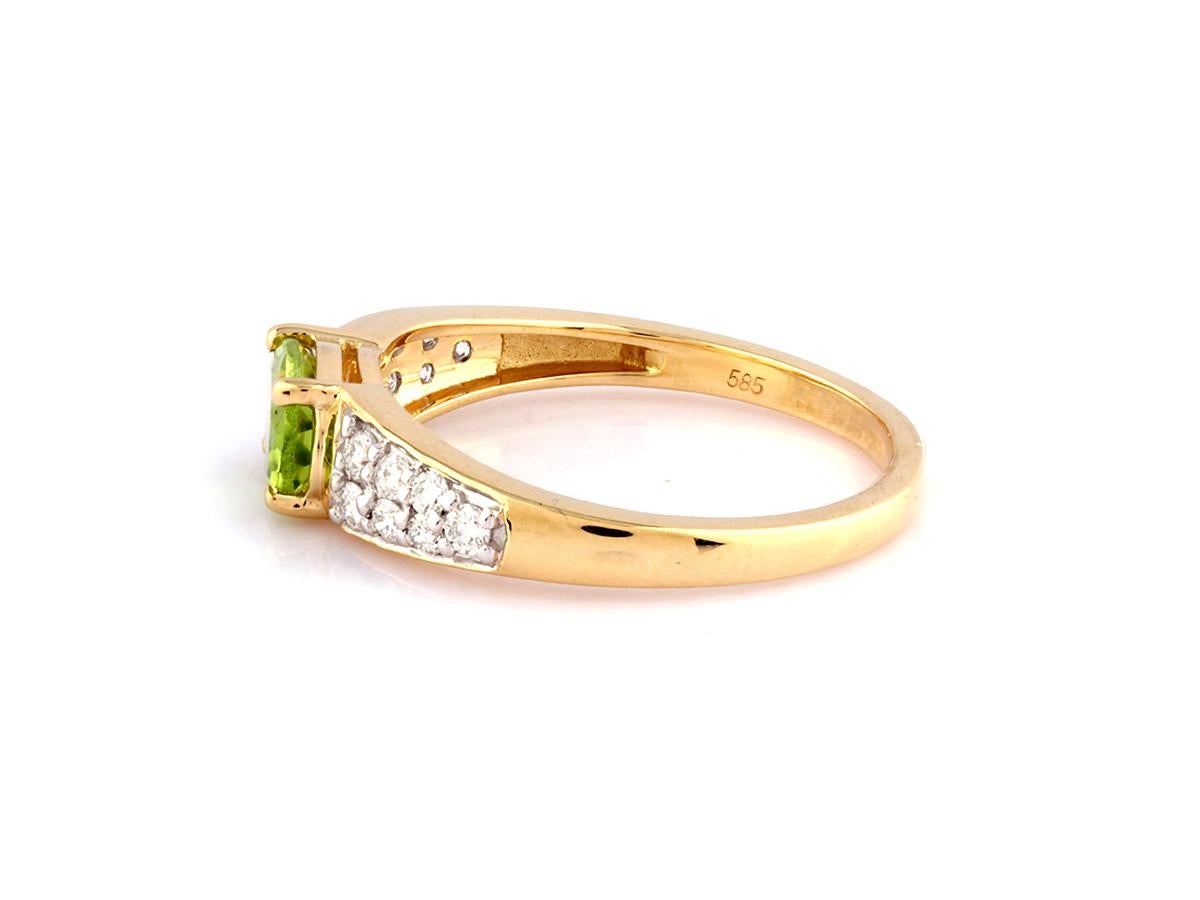 Anillo de oro amarillo de 14 quilates con peridoto ovalado y diamantes Corte oval en venta