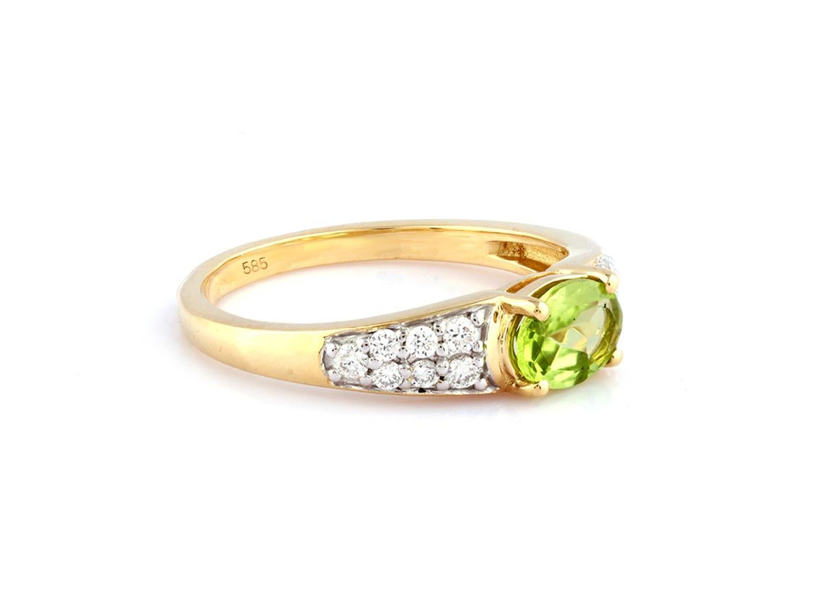 Anillo de oro amarillo de 14 quilates con peridoto ovalado y diamantes en Nuevo estado para la venta en Antwerp, BE