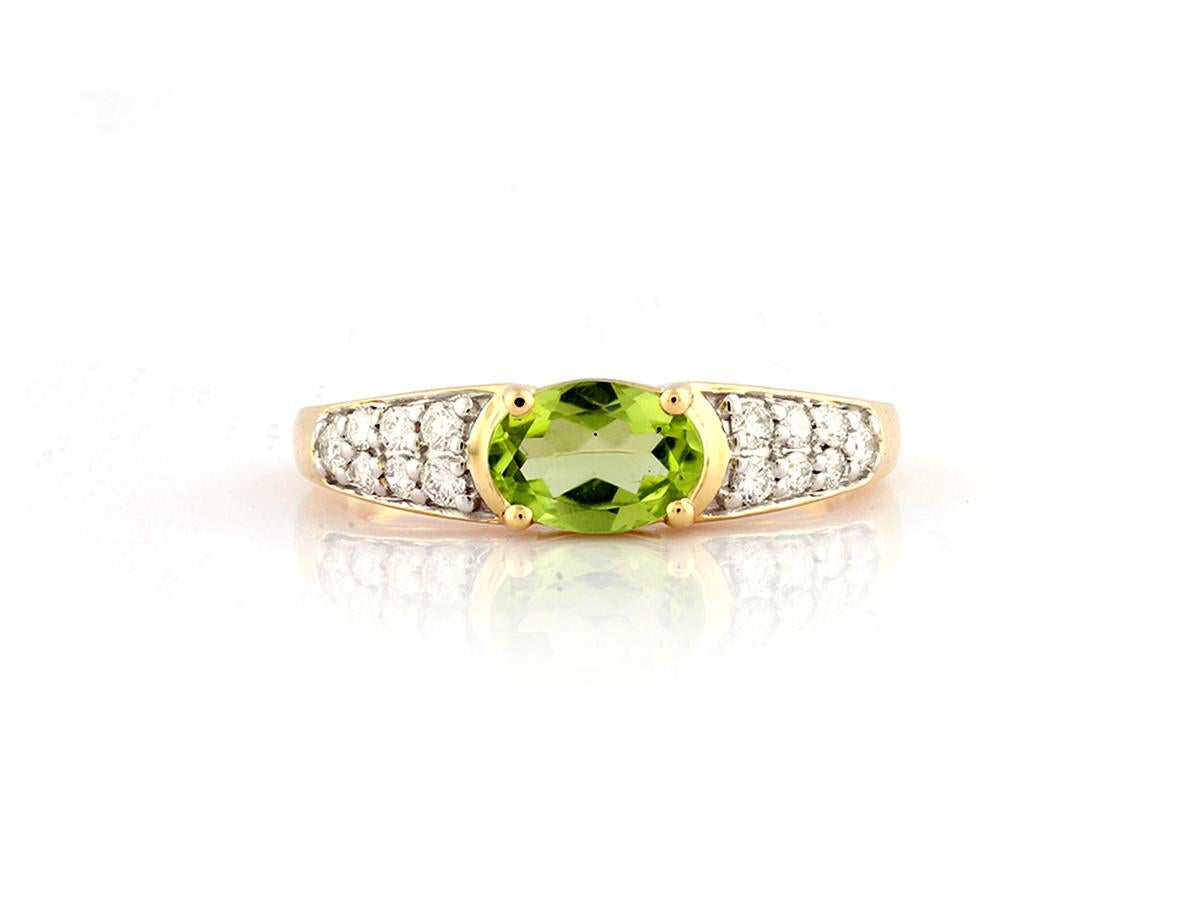 De las mujeres Anillo de oro amarillo de 14 quilates con peridoto ovalado y diamantes en venta