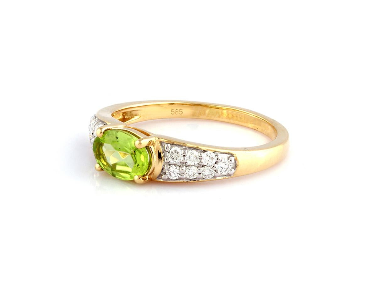 Anillo de oro amarillo de 14 quilates con peridoto ovalado y diamantes en venta 2