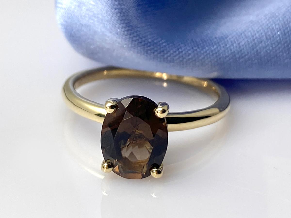 Il s'agit d'une bague solitaire, comportant une seule pierre centrale sertie de simples griffes. Ce design met en valeur la taille et la beauté de la pierre précieuse de quartz et est souvent considéré comme un style intemporel et
