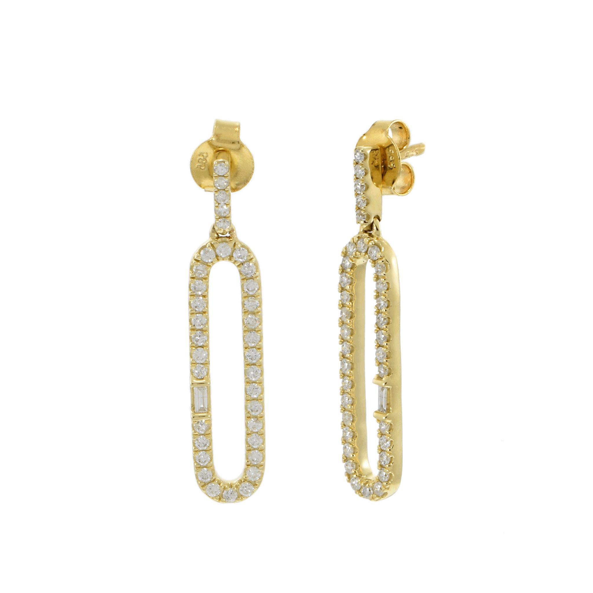 Une paire raffinée de boucles d'oreilles en diamant paperclip, chacune façonnée en or jaune 14k, sertie de 0,5 carats de diamants blancs. Le design présente une forme ovale allongée, ornée d'une ligne continue de diamants ronds de taille brillant,