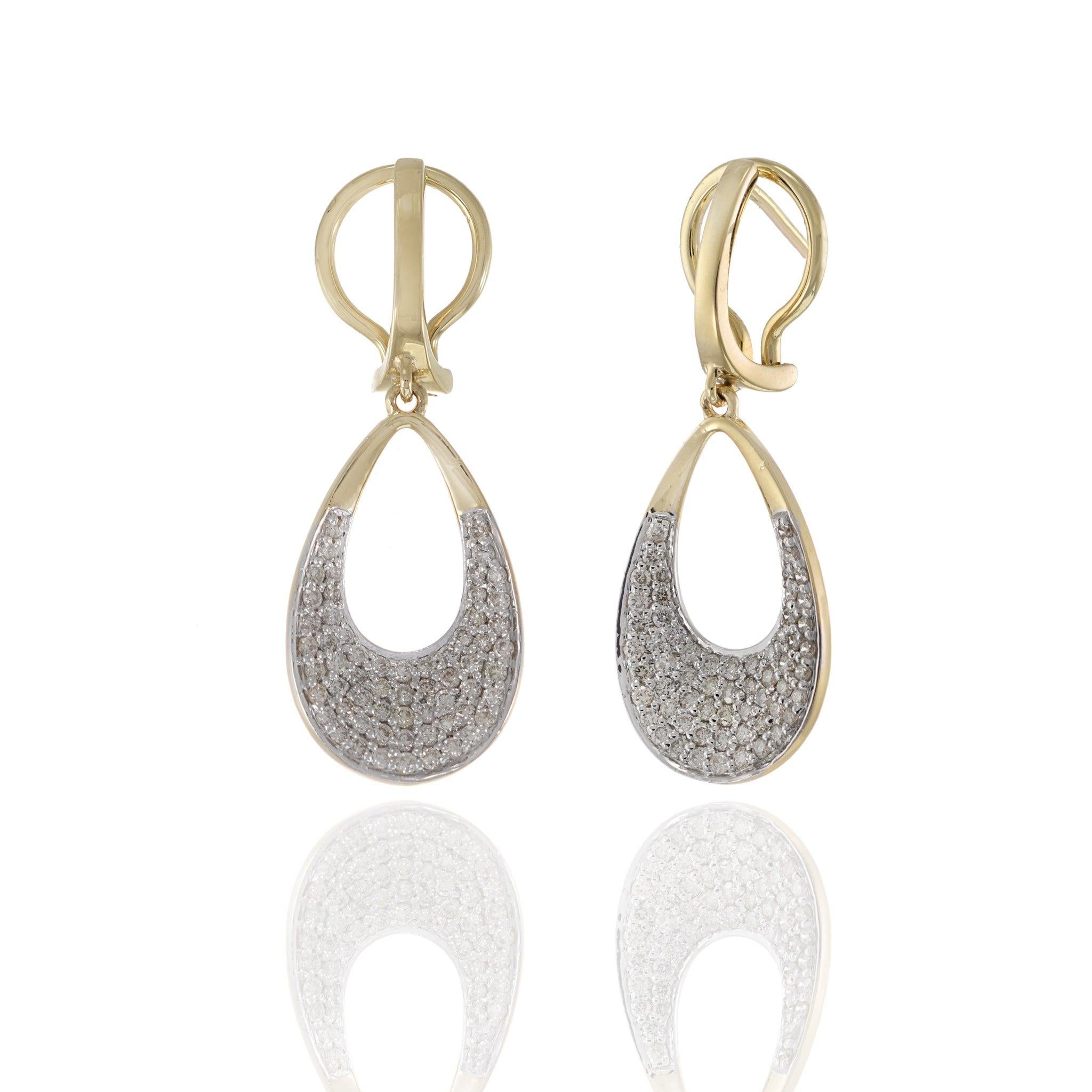 Questi splendidi orecchini a goccia con diamante sono realizzati in oro giallo 14KT e impreziositi da 1,03 carati di diamanti taglio rotondo incastonati. L'elegante design offre un tocco moderno su uno stile classico, rendendo questi orecchini