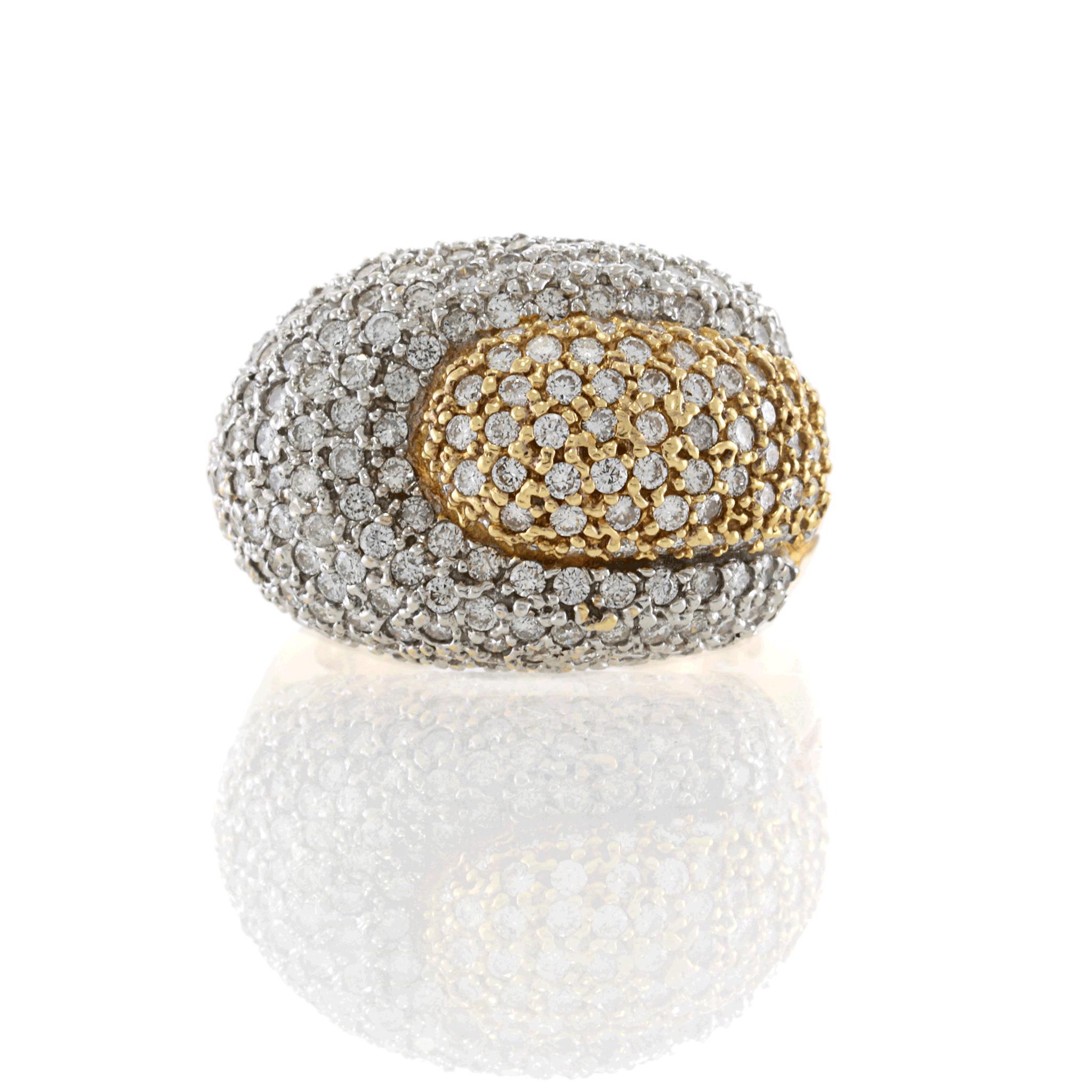 Anello con diamante in oro giallo 14k. Questo squisito anello è realizzato in oro giallo 14k. La superficie è ornata da un'incredibile serie di diamanti bianchi rotondi, che creano un'immagine accattivante. I diamanti hanno una purezza molto lieve