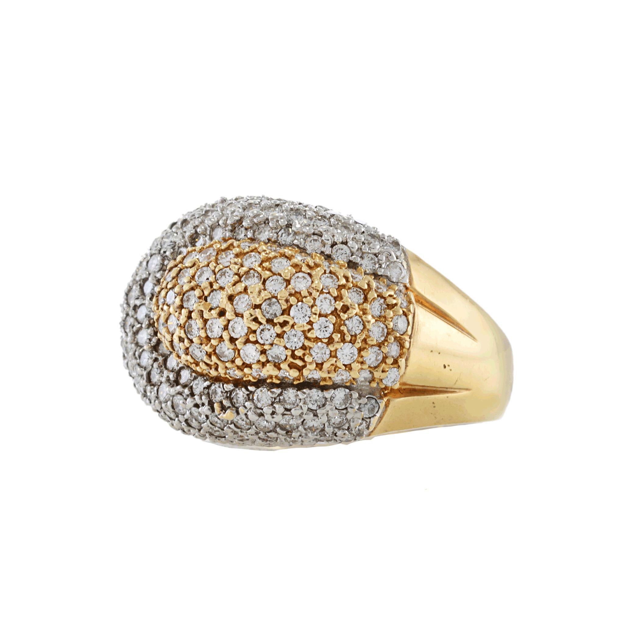 Taglio rotondo Anello in oro giallo 14KT con pavé di diamanti in vendita