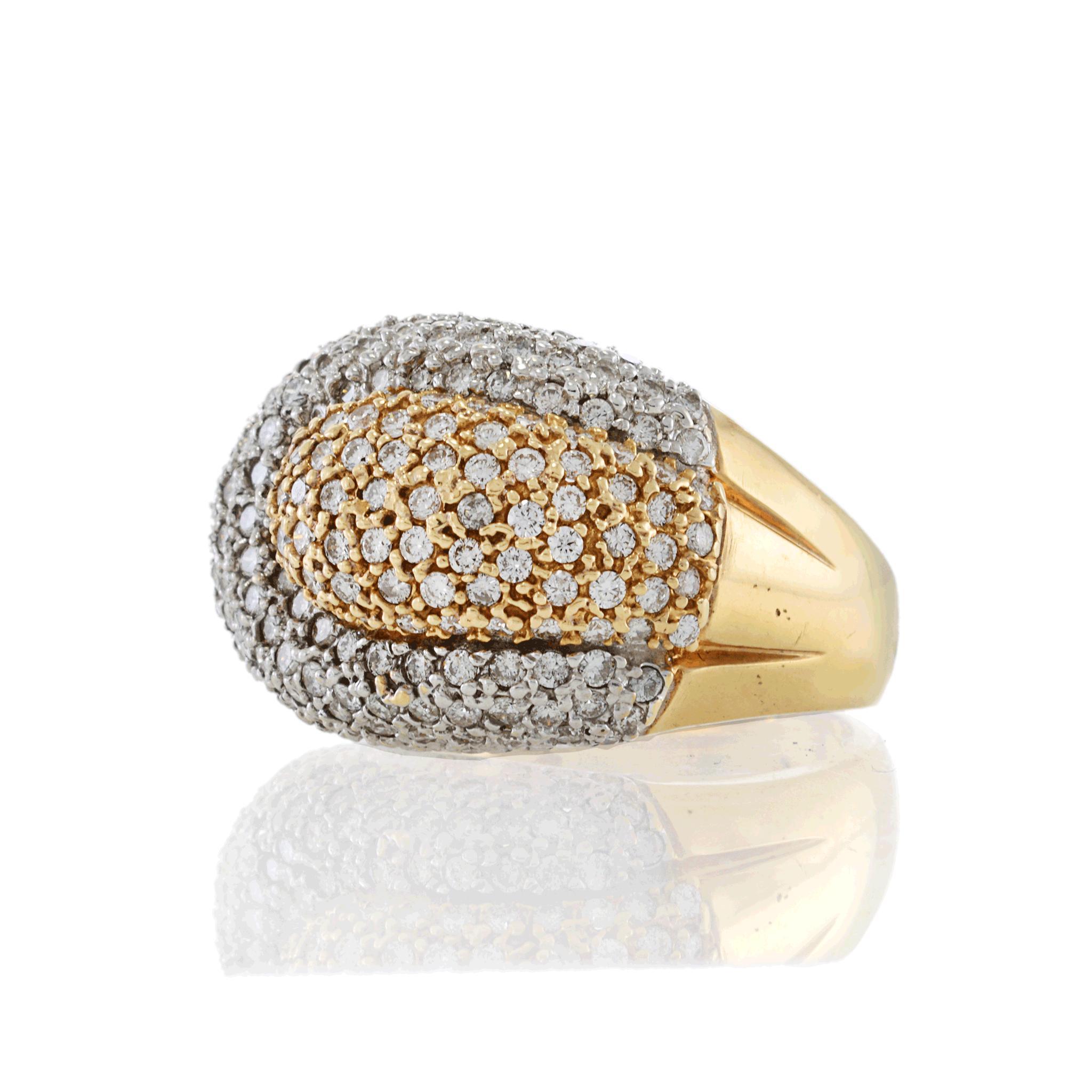 Anello in oro giallo 14KT con pavé di diamanti In condizioni buone in vendita a New York, NY