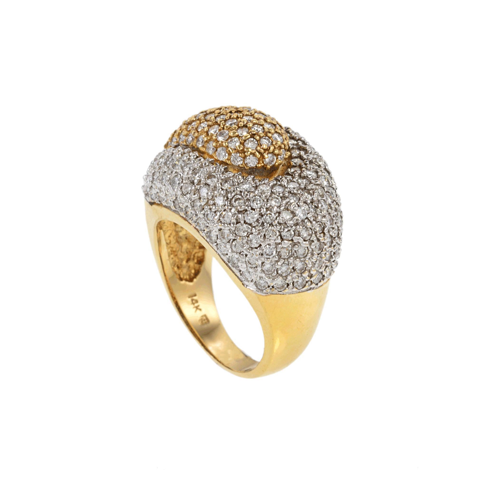 Donna Anello in oro giallo 14KT con pavé di diamanti in vendita