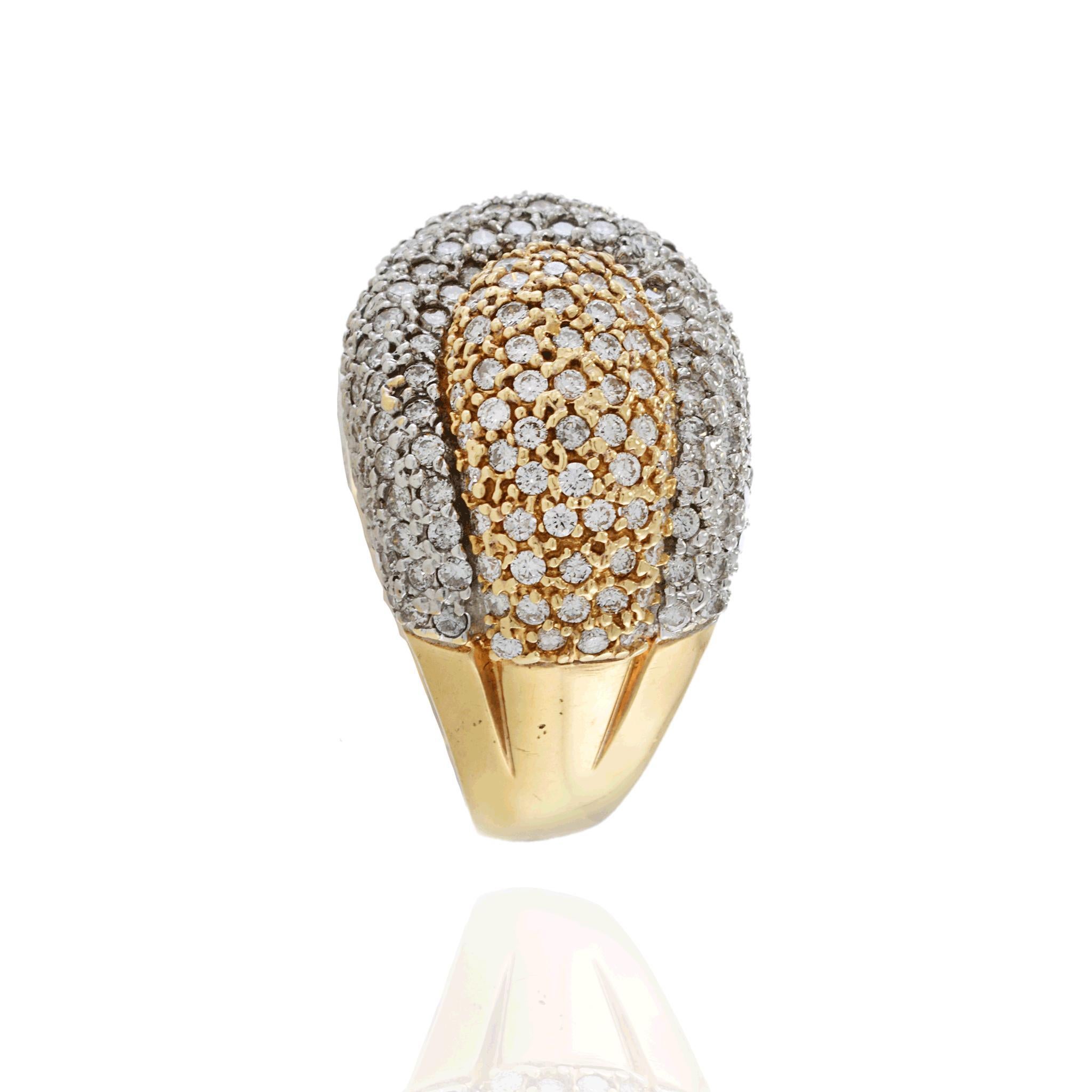 Anello in oro giallo 14KT con pavé di diamanti in vendita 3