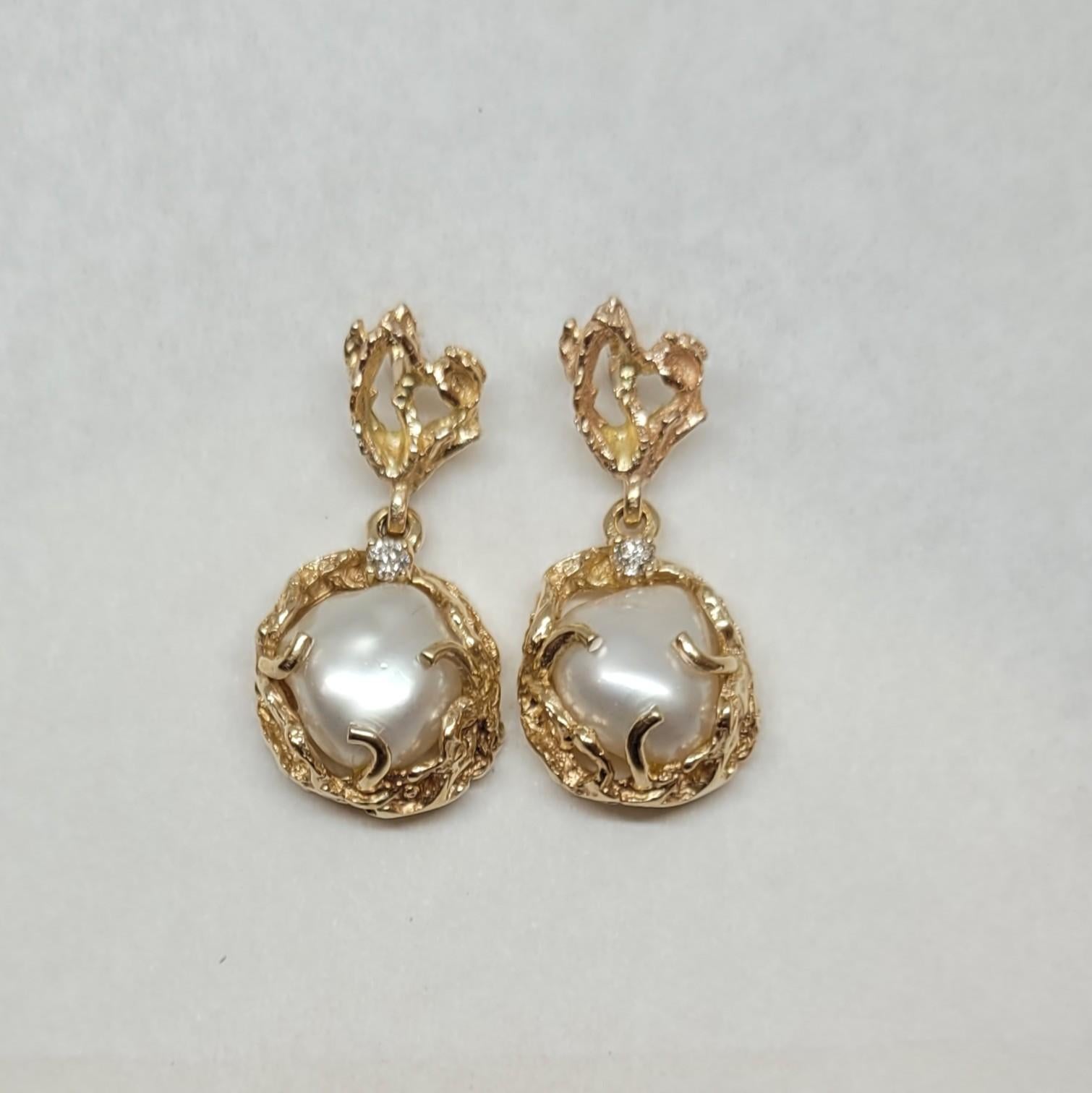 14kt Yellow Gold Pearl Diamond Gold Nugget Screw Back Dangle Earrings, .04ct, Lustrous Pearls. Introducing our stunning 14kt Yellow Gold Pearl Diamond Gold Nugget Screw Back Earrings, a captivating blend of elegance and artistry. These exquisite