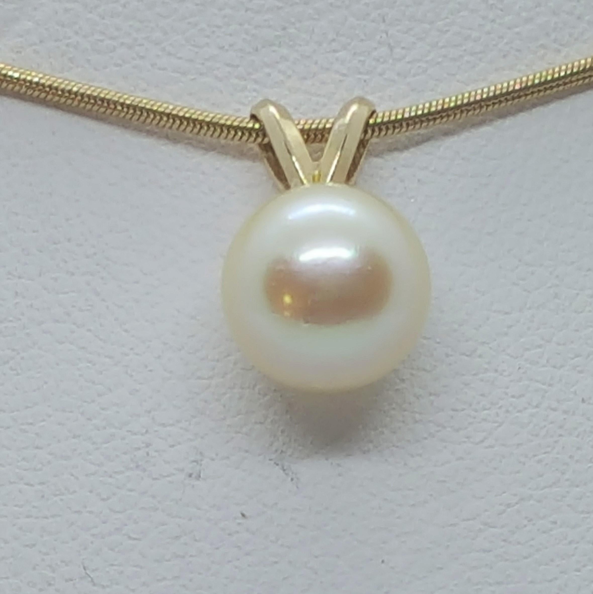 14kt yellow gold pendant with an 8.4mm pearl that has a clean nacre and lustrous finish. The total pendant length is 14mm long, weighs 1.1 grams, and is stamped 14kt. The chain is sold separately; we can assist you in ordering a chain that is