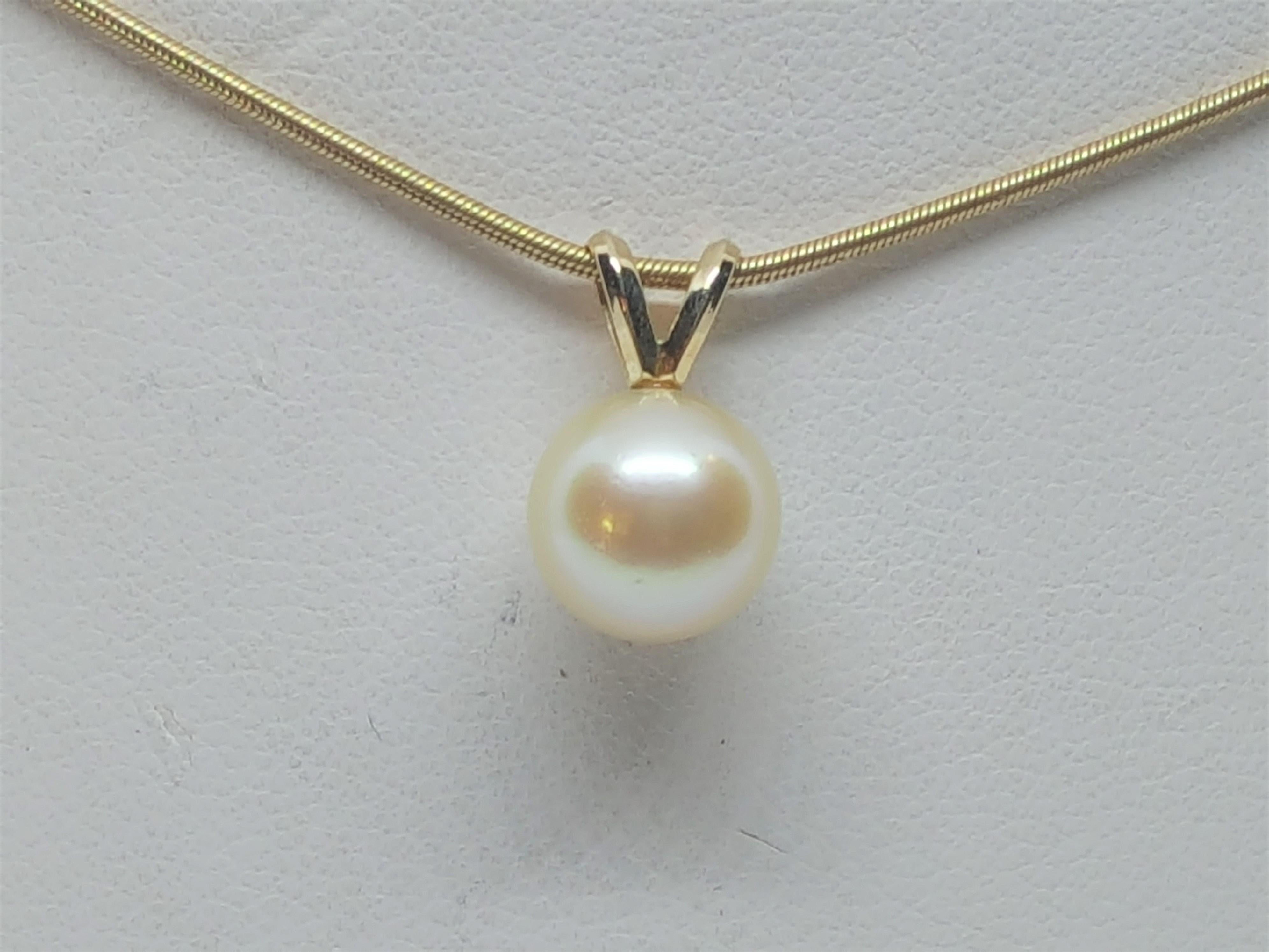 Round Cut 14kt Yellow Gold Pendant with Fine White Pearl, Clean Lustrous Nacre For Sale