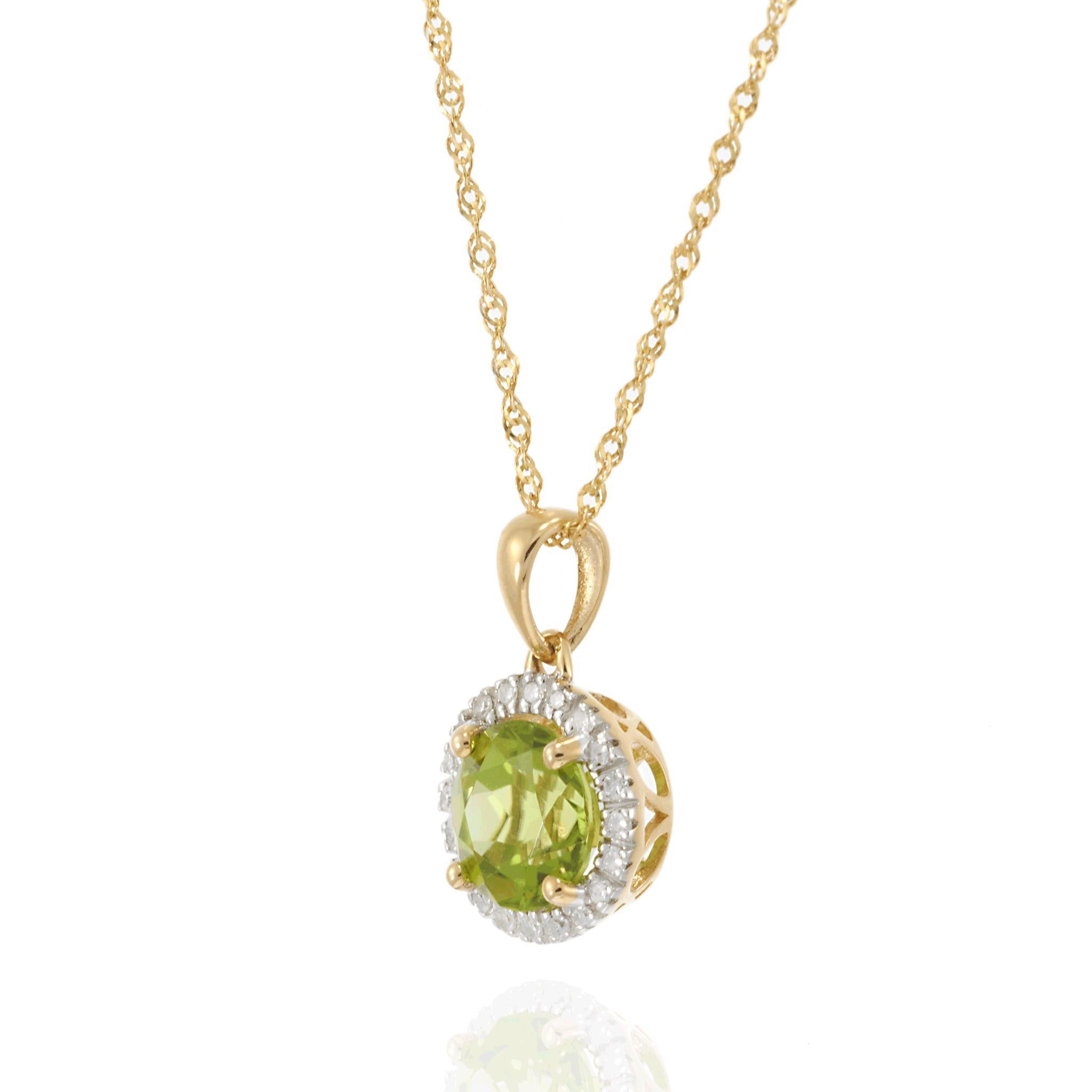 Diese Halskette mit Anhänger aus 14 Karat Gelbgold besticht durch einen leuchtenden Peridot von 1,52 Karat, der von einem schillernden Halo aus Diamanten von insgesamt 0,07 Karat umgeben ist. Der frische Grünton des Mittelsteins wird durch die