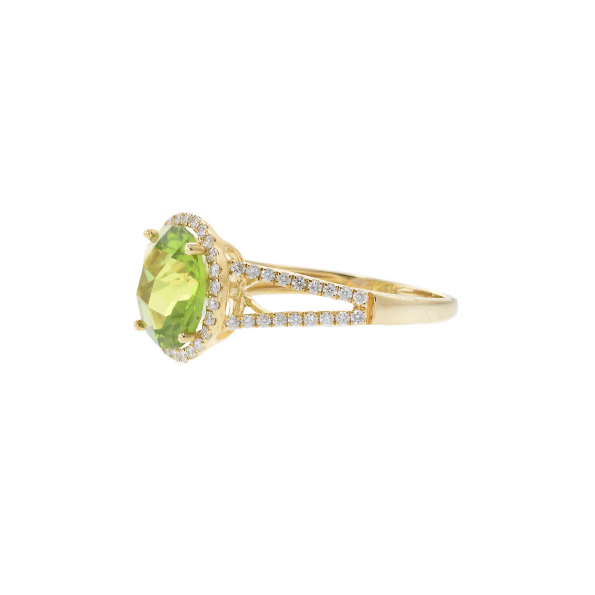 Taglio rotondo 14KT Yellow Gold Peridot and Diamond Ring in vendita