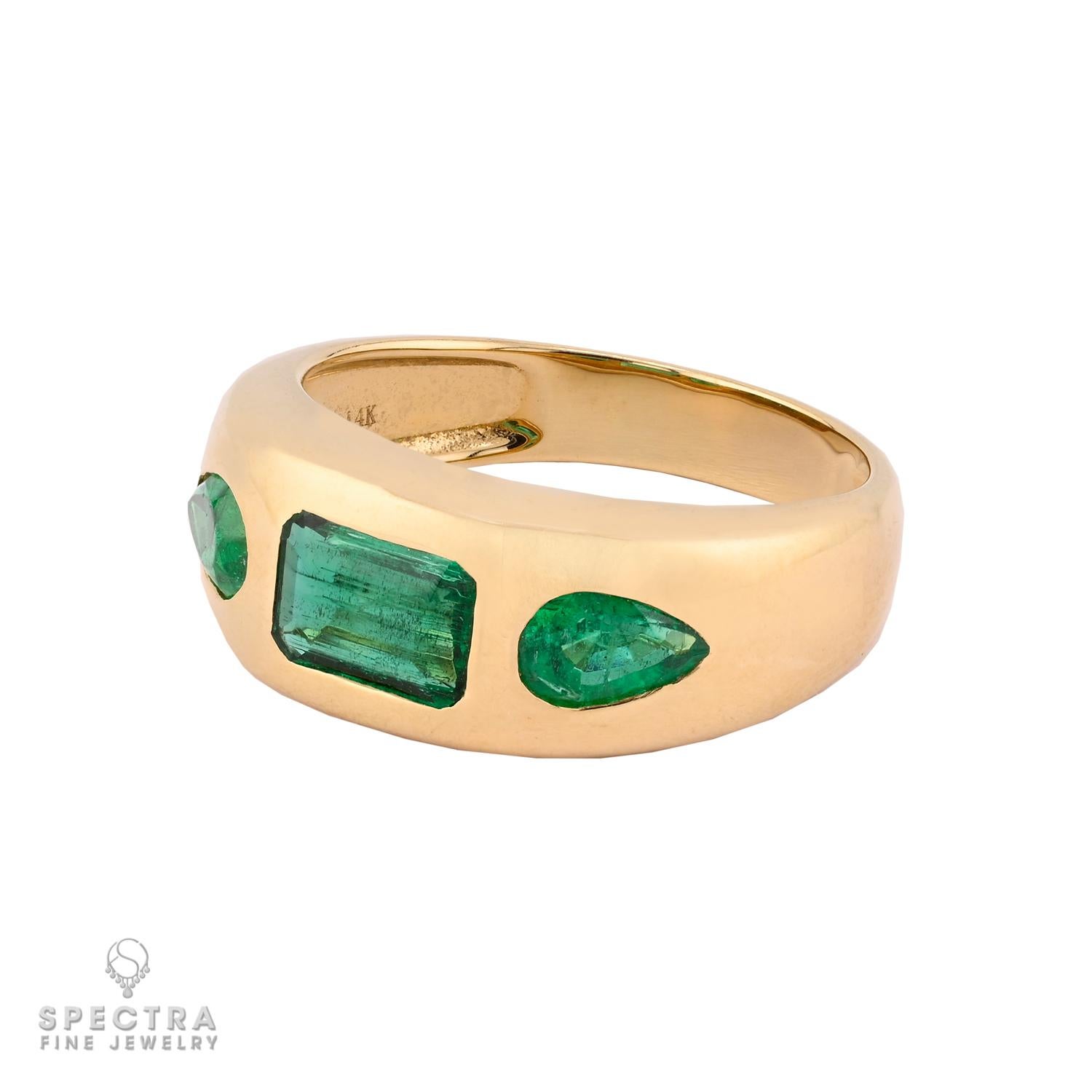 Cette exquise bague à péridot allie élégance intemporelle et charme vibrant, ce qui en fait un choix parfait pour les amoureux des pierres précieuses. Conçue en or jaune 14 carats, cette pièce met en valeur la beauté de trois magnifiques péridots -