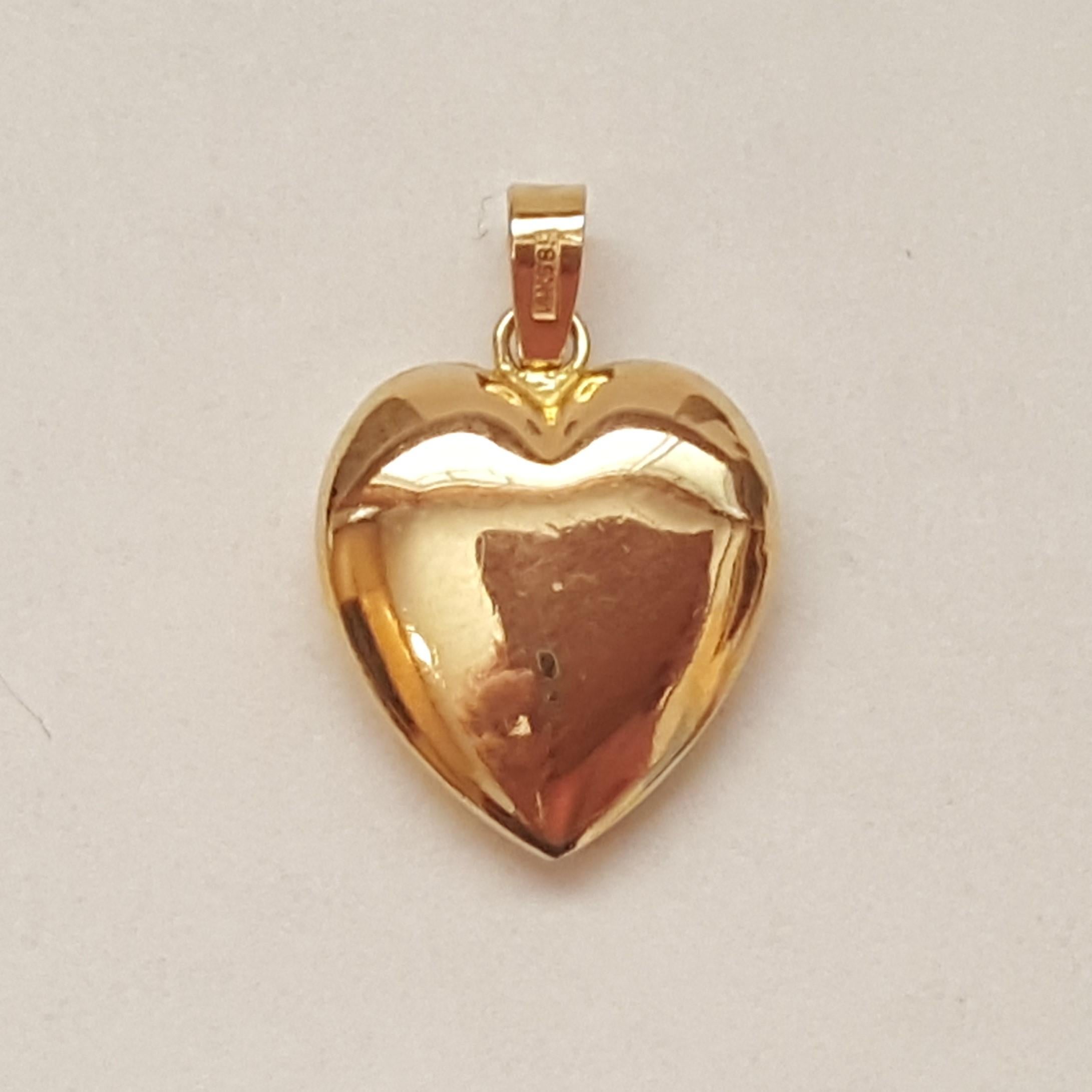 Lovely 14kt yellow gold puff heart pendant that's 15mm x 12mm x 4mm in size. The pendant is stamped 14kt 585 on the bail and is attached to a 16inch Italian box chain that's 16 inches long. The pendant and chain are approximately 3 grams in weight.