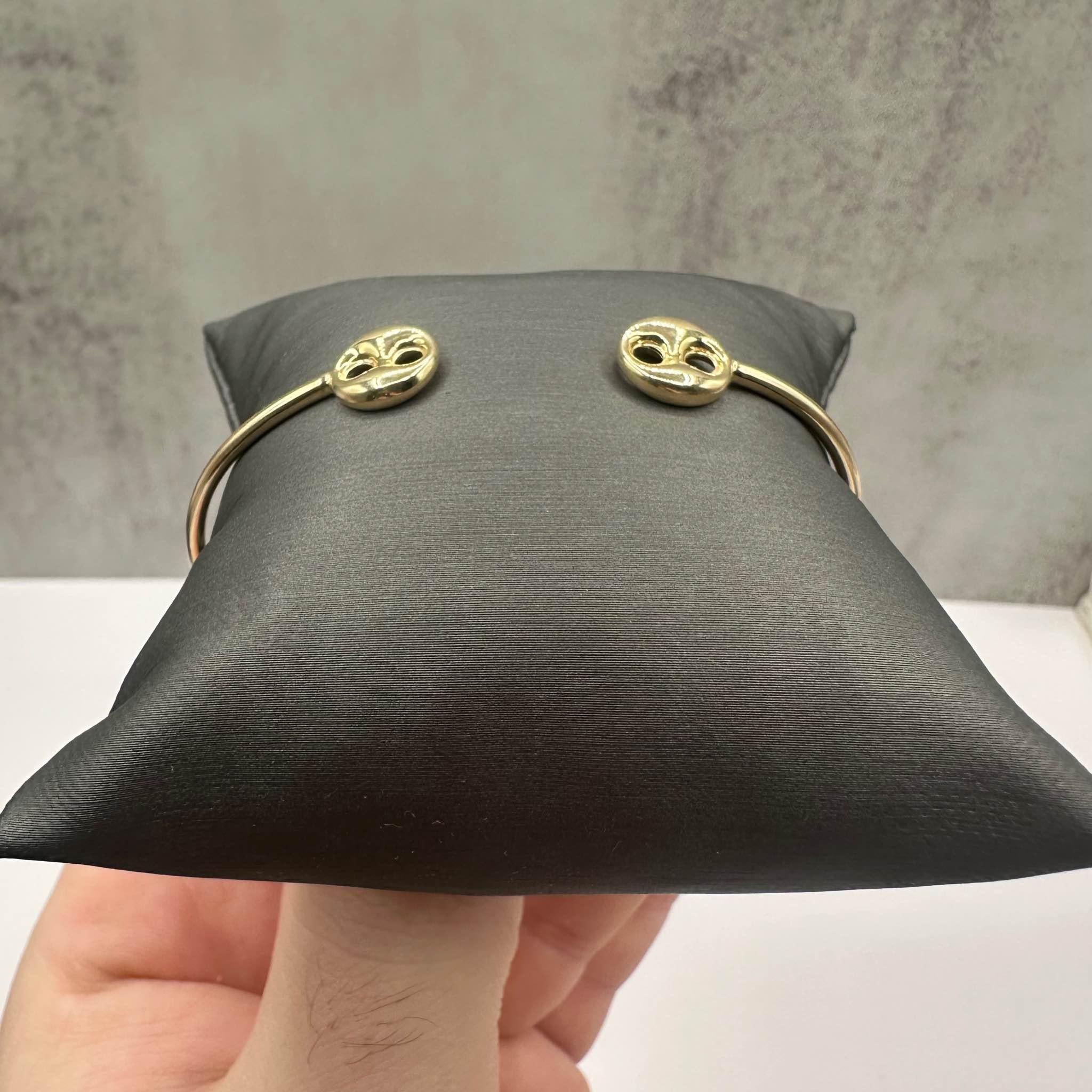 Dieser elegante Armreif aus 14-karätigem Gelbgold bietet mit seinen glatten, geschwollenen Gliedern einen modernen, raffinierten Look. Mit einem Gewicht von 4,8 Gramm und einer Größe von 7 Zoll ist dieser Armreif sowohl leicht als auch