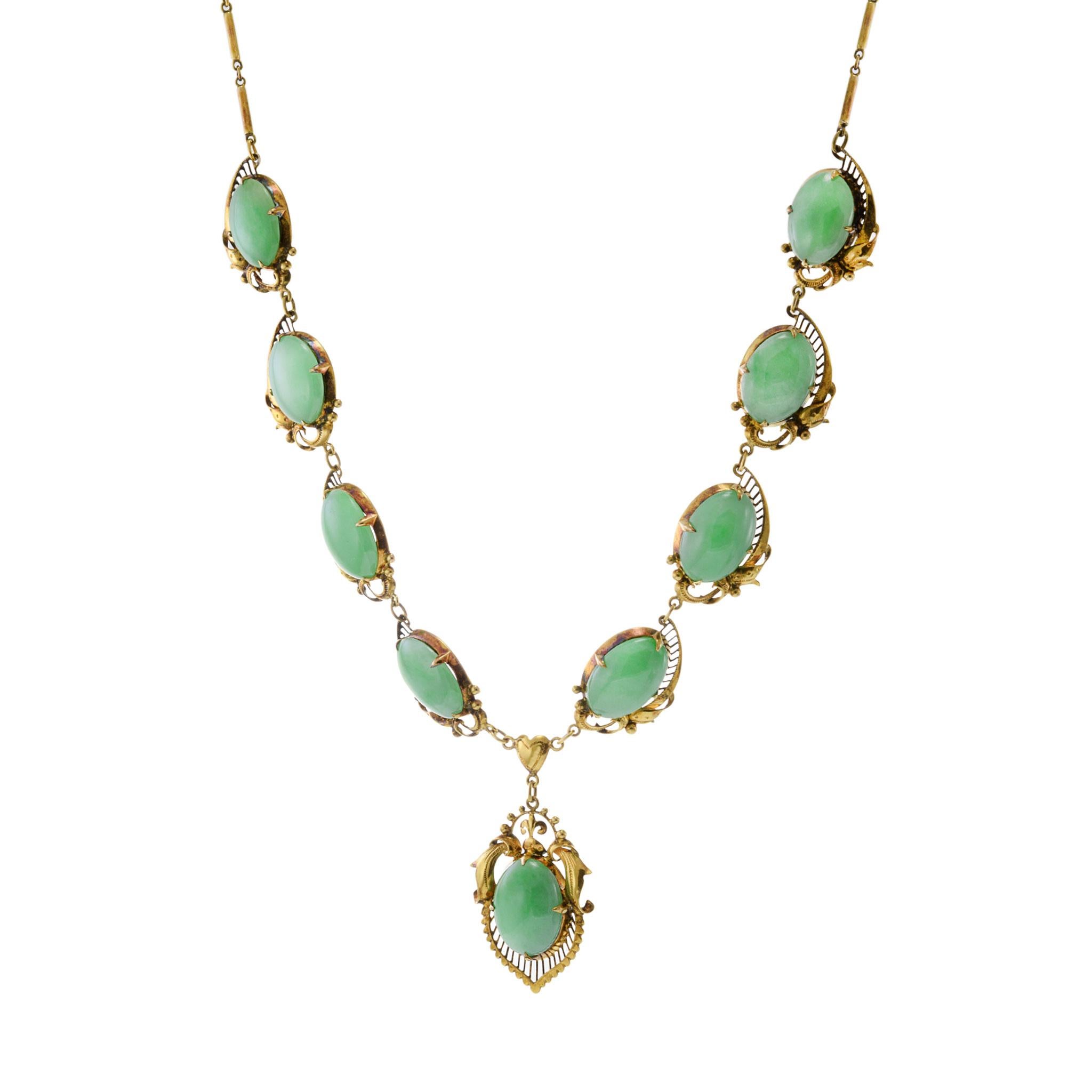 Taille ovale Collier à plastron en or jaune 14KT et jade de l'époque rétro en vente